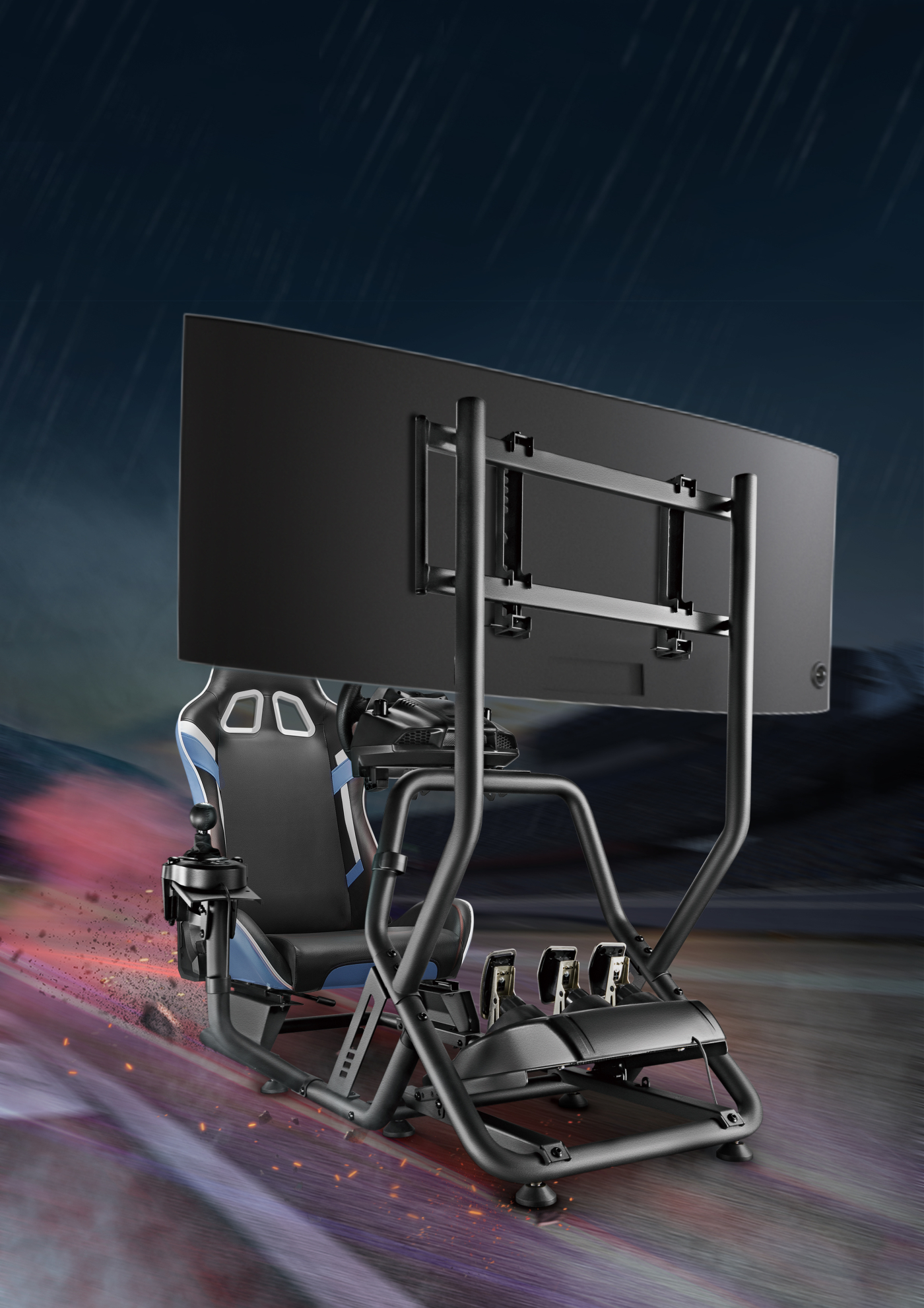 Gaming setup met een groot scherm, een racestoel en pedalen. Dramatische achtergrond.