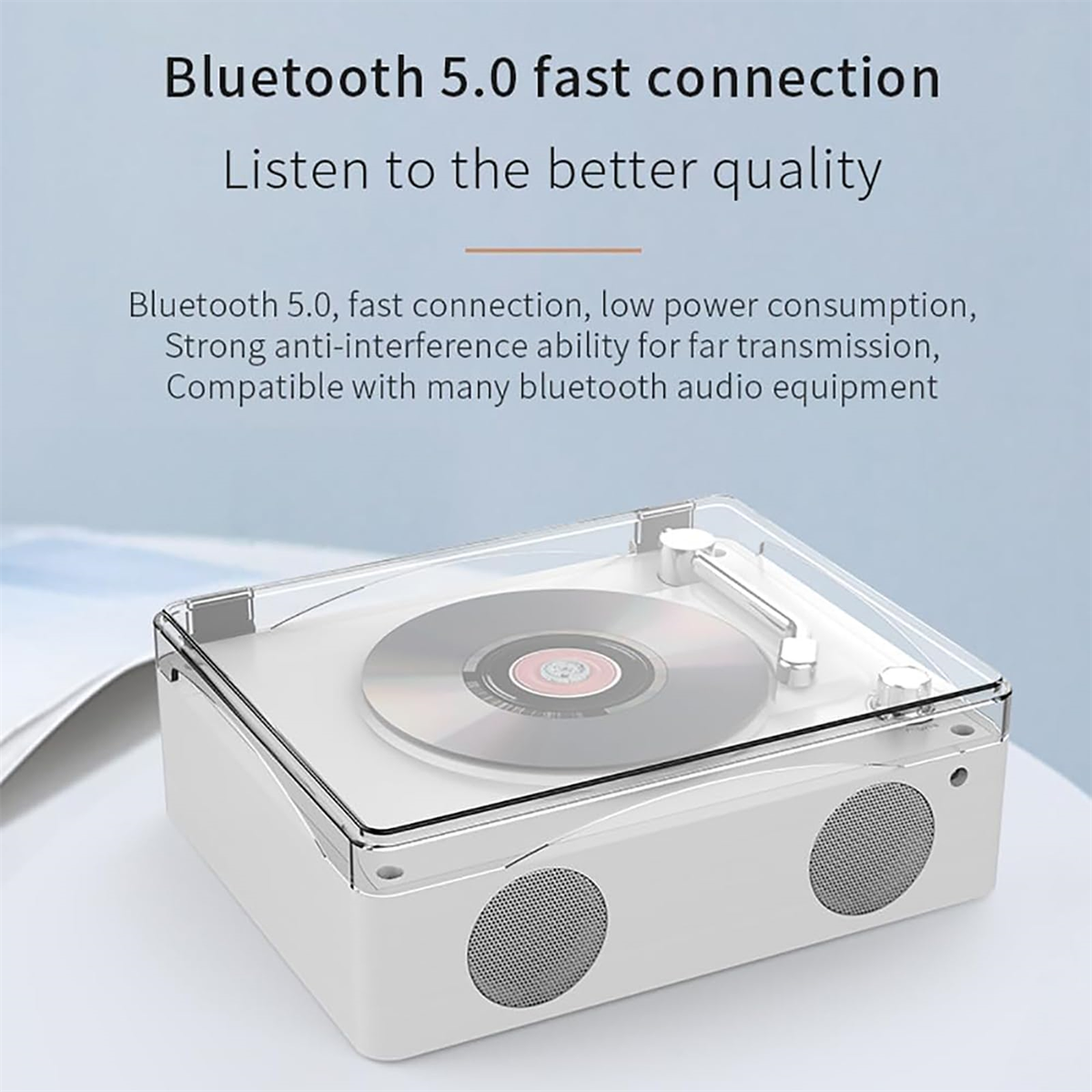 Ein weißer Plattenspieler im Retro-Stil. Er hat eine durchsichtige Oberseite und zwei Lautsprecher. Text über Bluetooth.