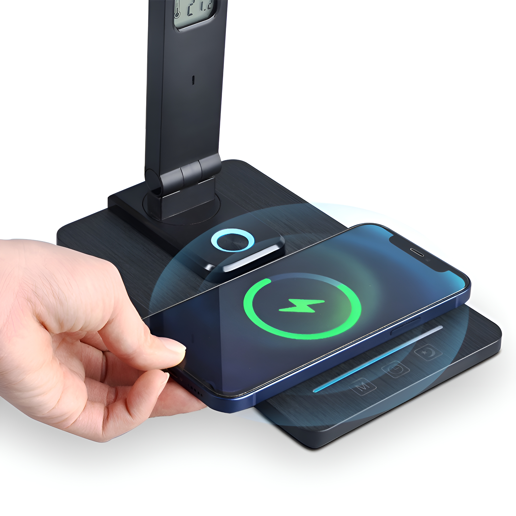 Schwarze Schreibtischlampe mit kabelloser Ladestation. Eine Hand legt ein Telefon darauf.