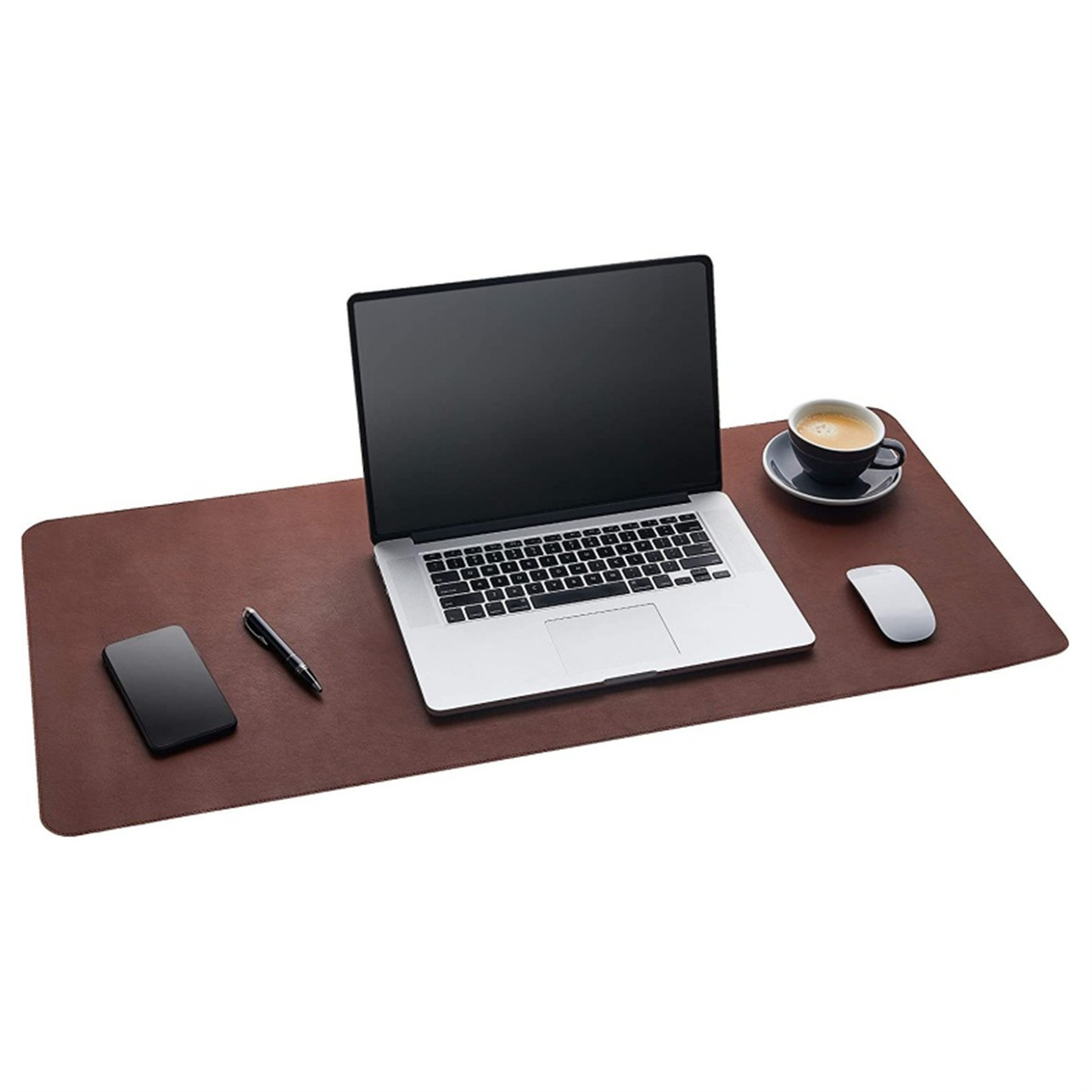 Laptop, Telefon, Stift, Maus und Kaffee auf brauner Schreibtischunterlage. Weißer Hintergrund.