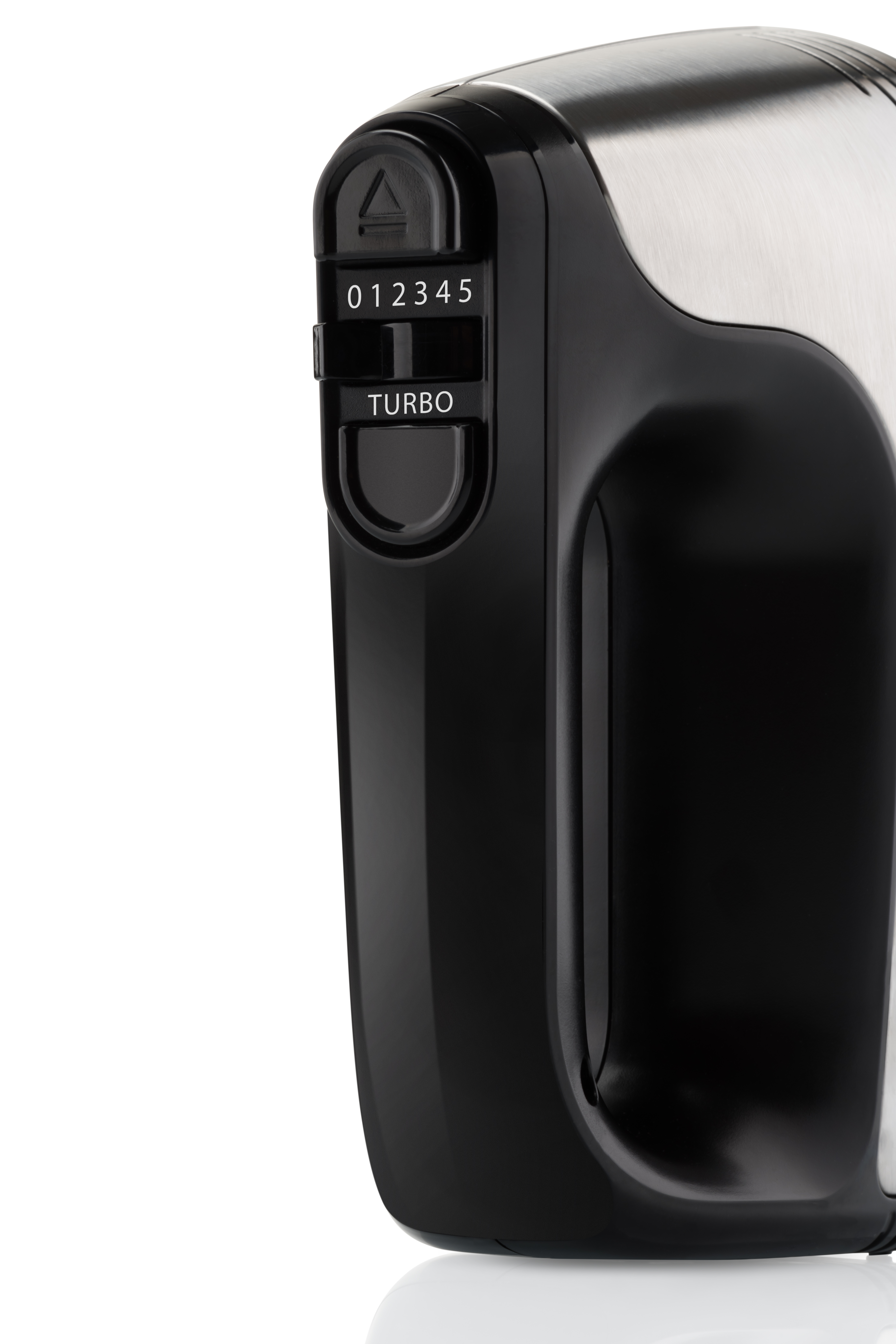 Frullatore a immersione nero e argento, primo piano che mostra le impostazioni di velocità e il pulsante turbo.