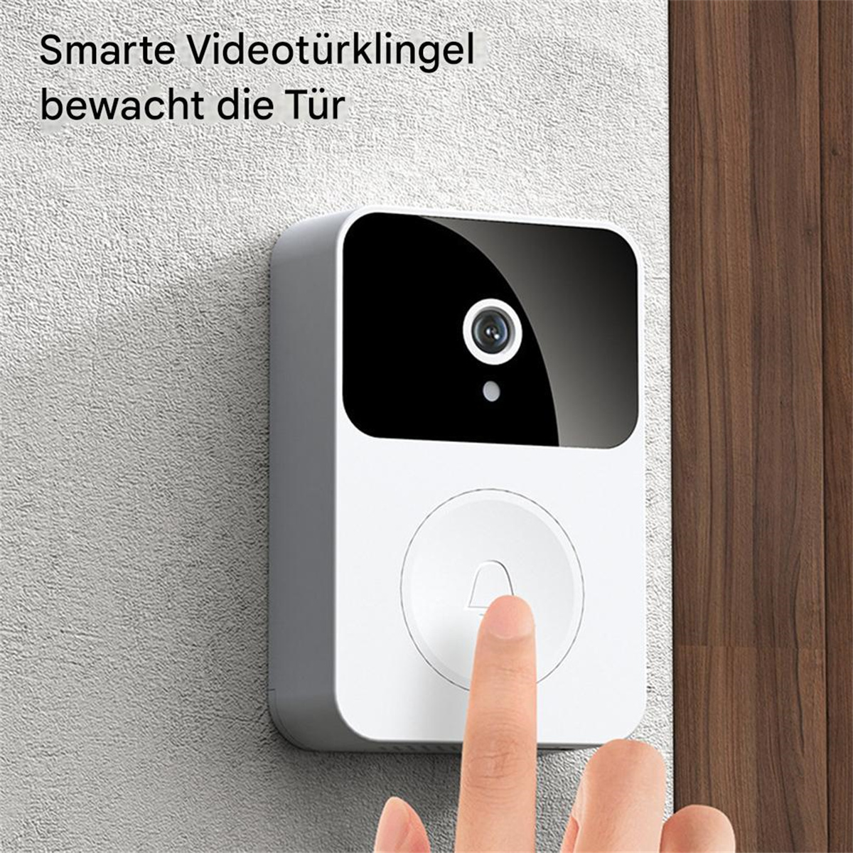 Eine weiße Türklingel mit schwarzer Kamera und einem Finger, der den Knopf drückt, an einer strukturierten Wand.