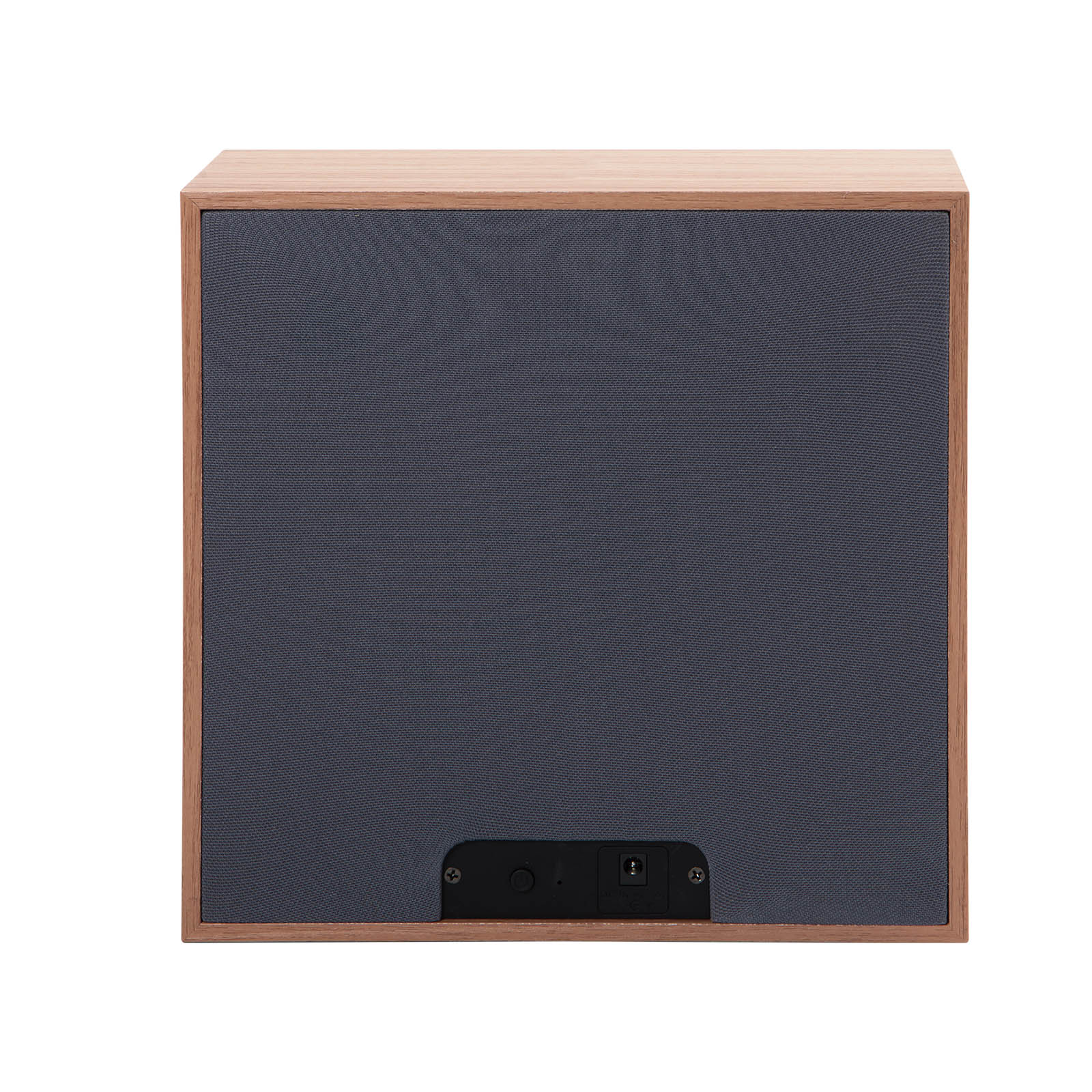 Haut-parleur en bois avec façade en tissu gris foncé. Panneau noir en bas.