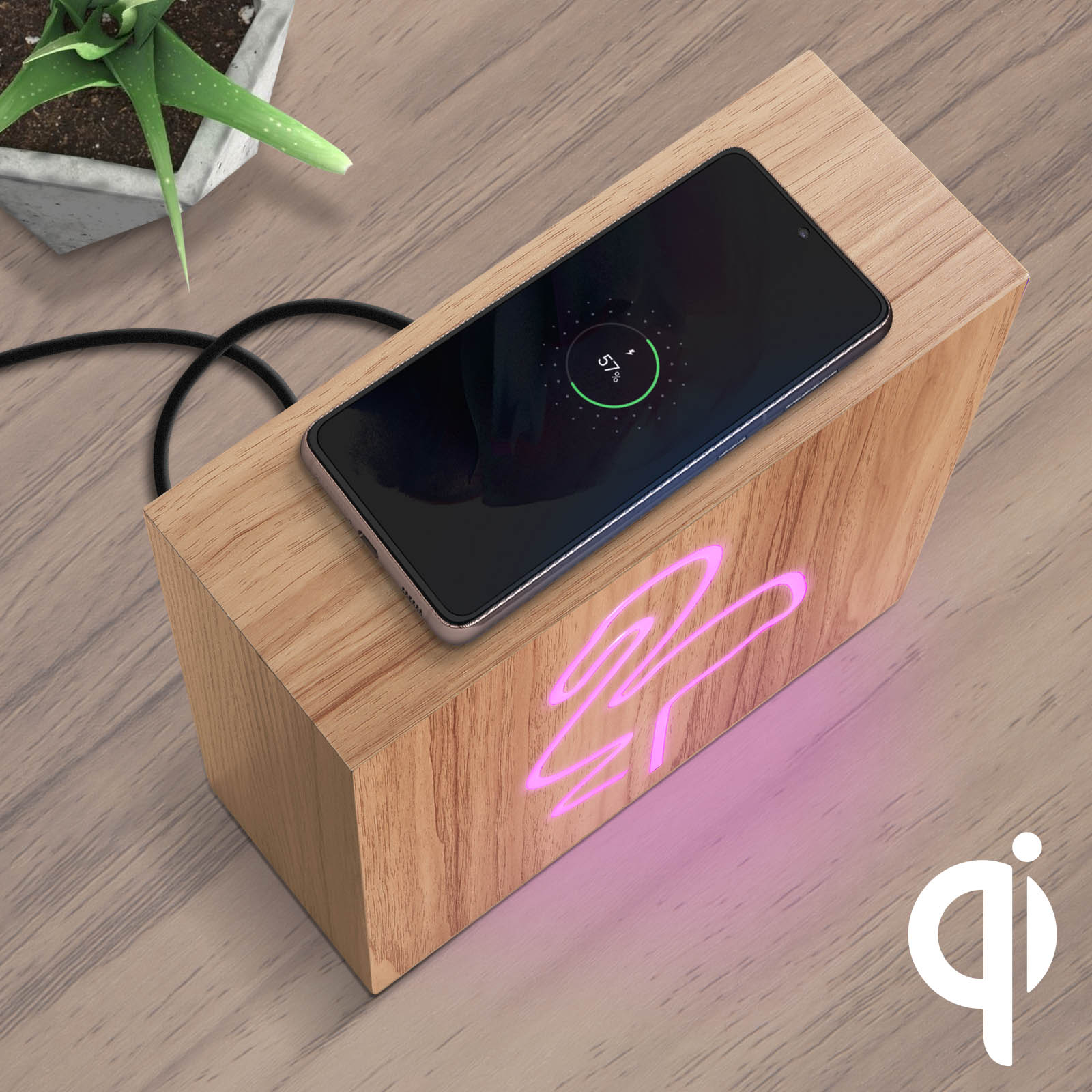 Boîte en bois avec téléphone en charge, lumière rose affiche icône de main, fond blanc.