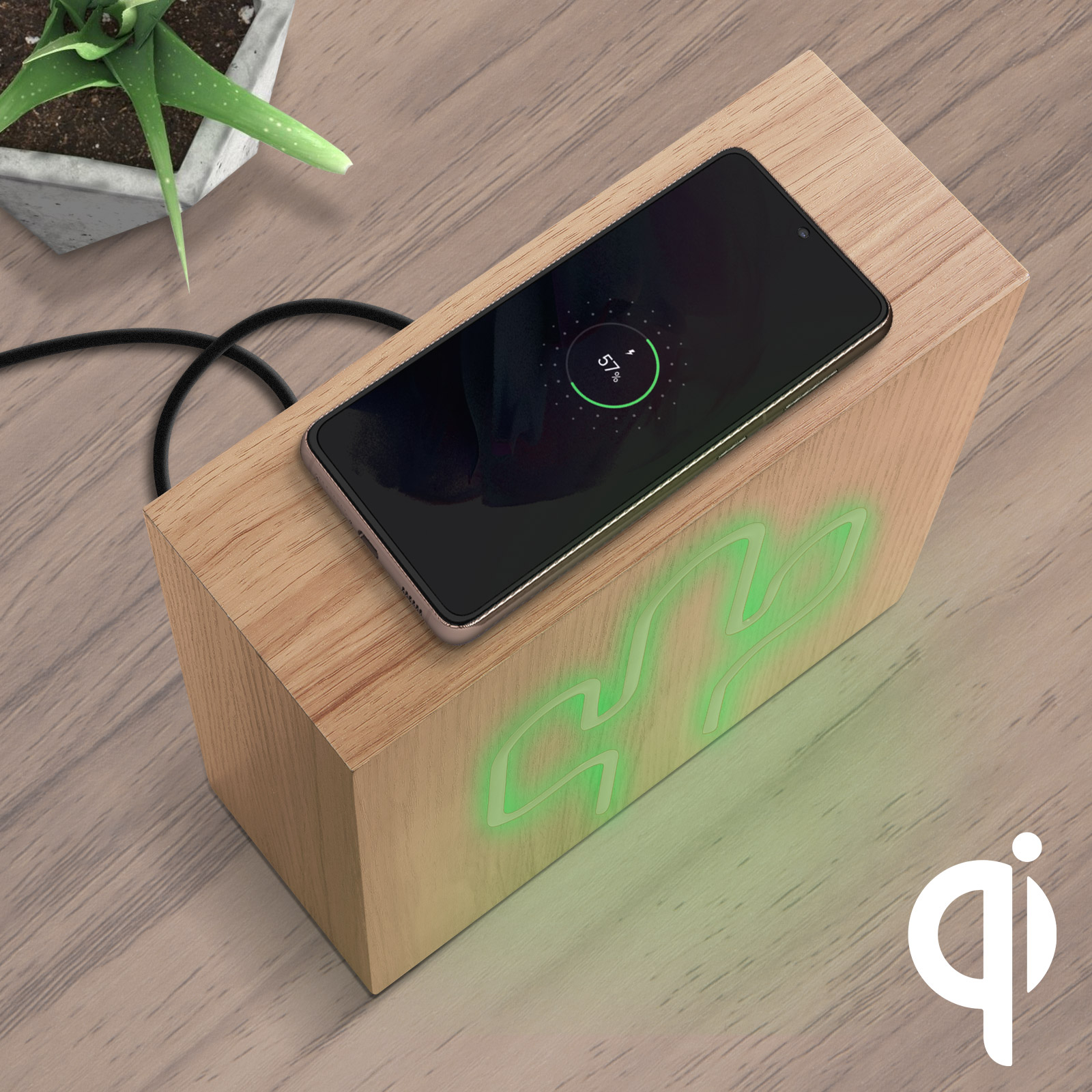 Station de charge en bois avec un téléphone dessus. Un logo vert est illuminé sur le devant.