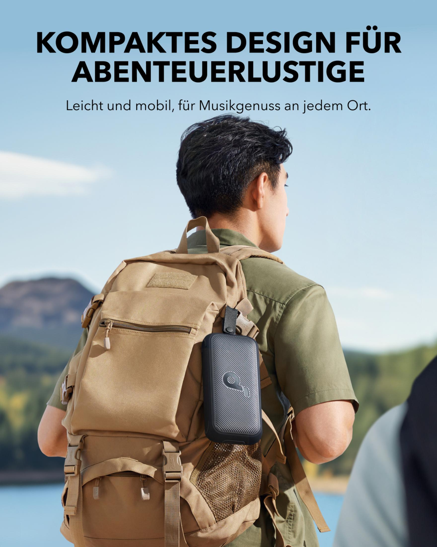 Mężczyzna z plecakiem ma głośnik. Tekst u góry: 'Kompaktowa konstrukcja dla poszukiwaczy przygód'.