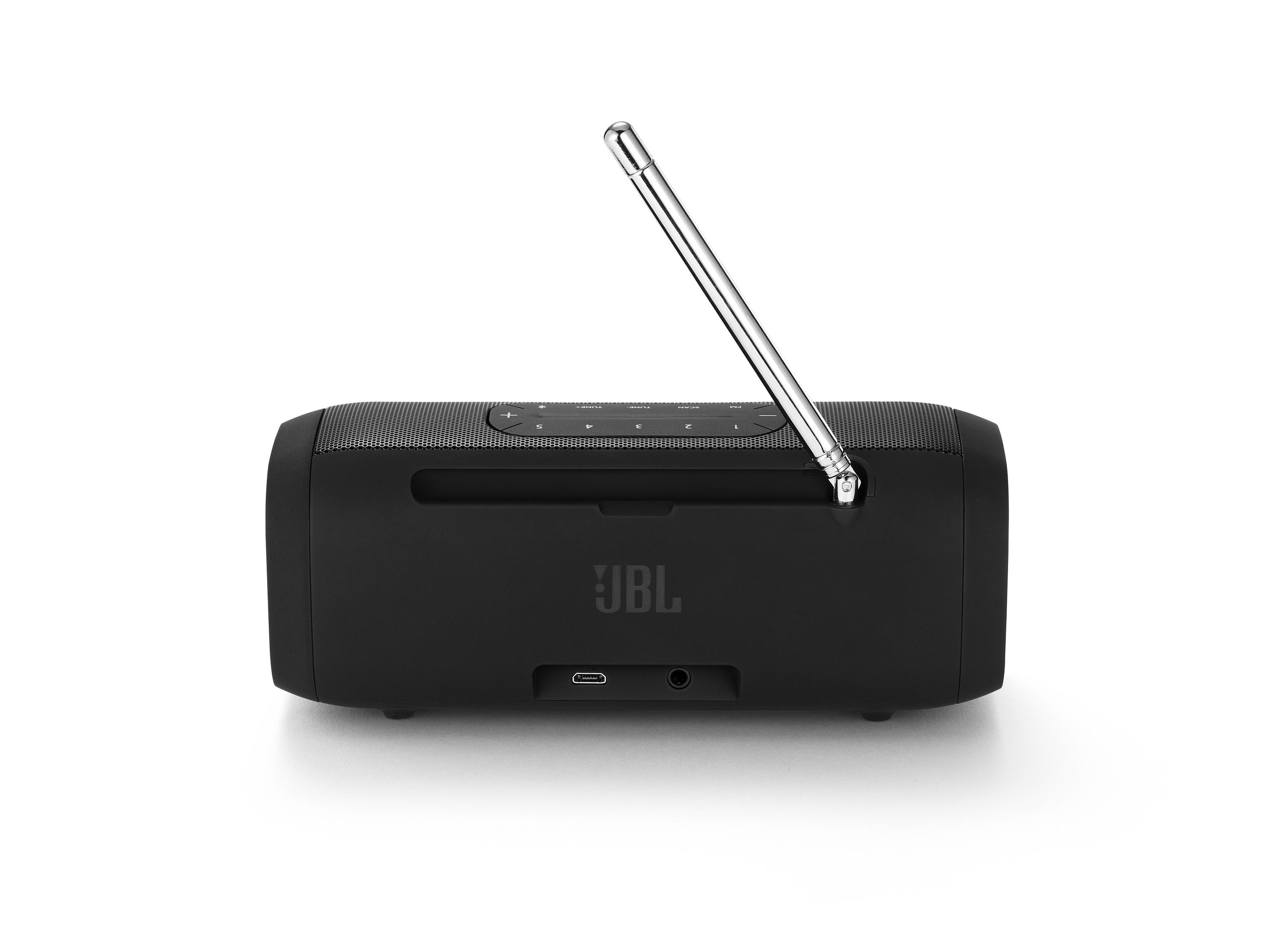 Schwarzes JBL-Radio mit ausgefahrener Antenne auf weißer Oberfläche. Das Radio hat Knöpfe und einen USB-Anschluss.