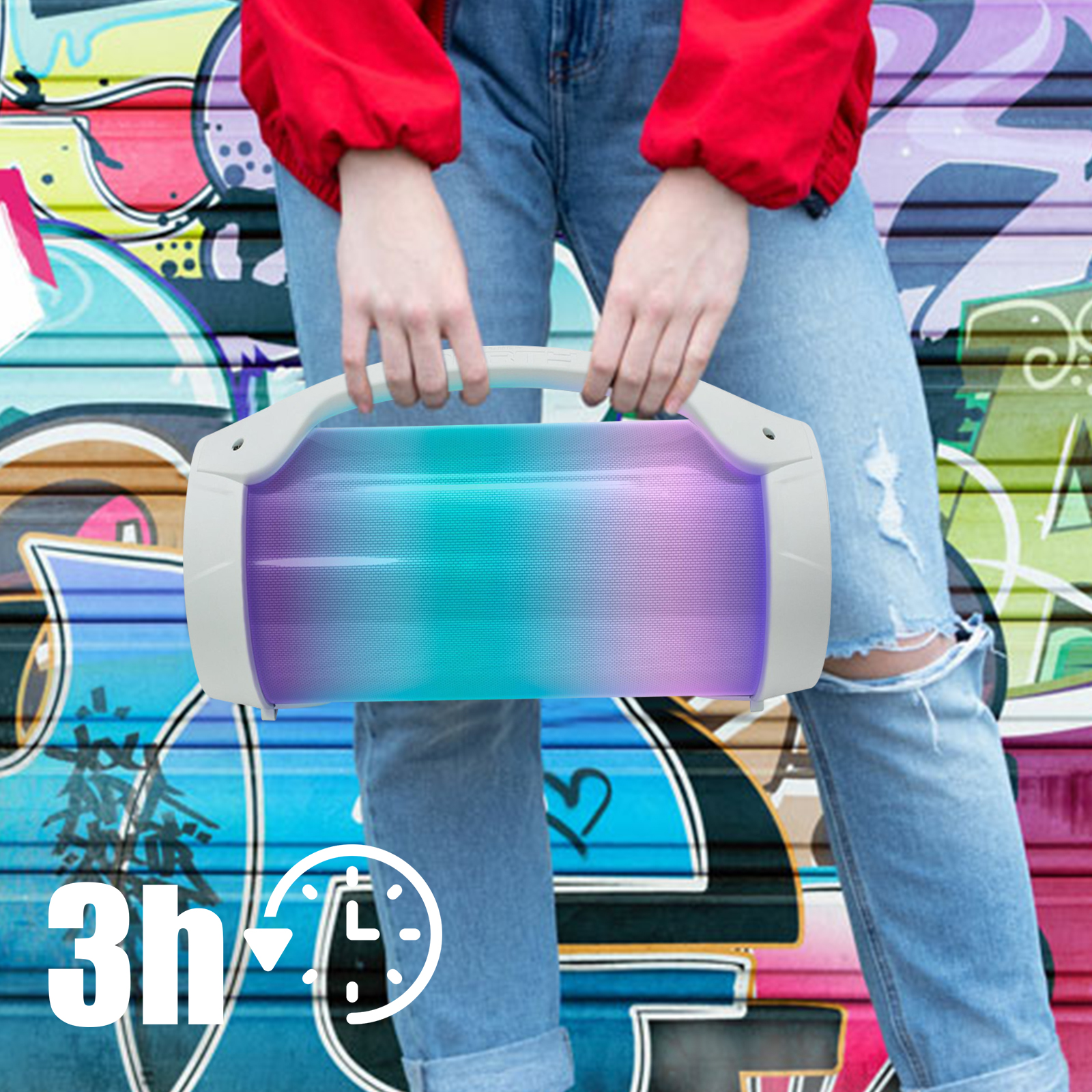 Persona sosteniendo un altavoz con luces de colores. El fondo es una pared de graffiti.