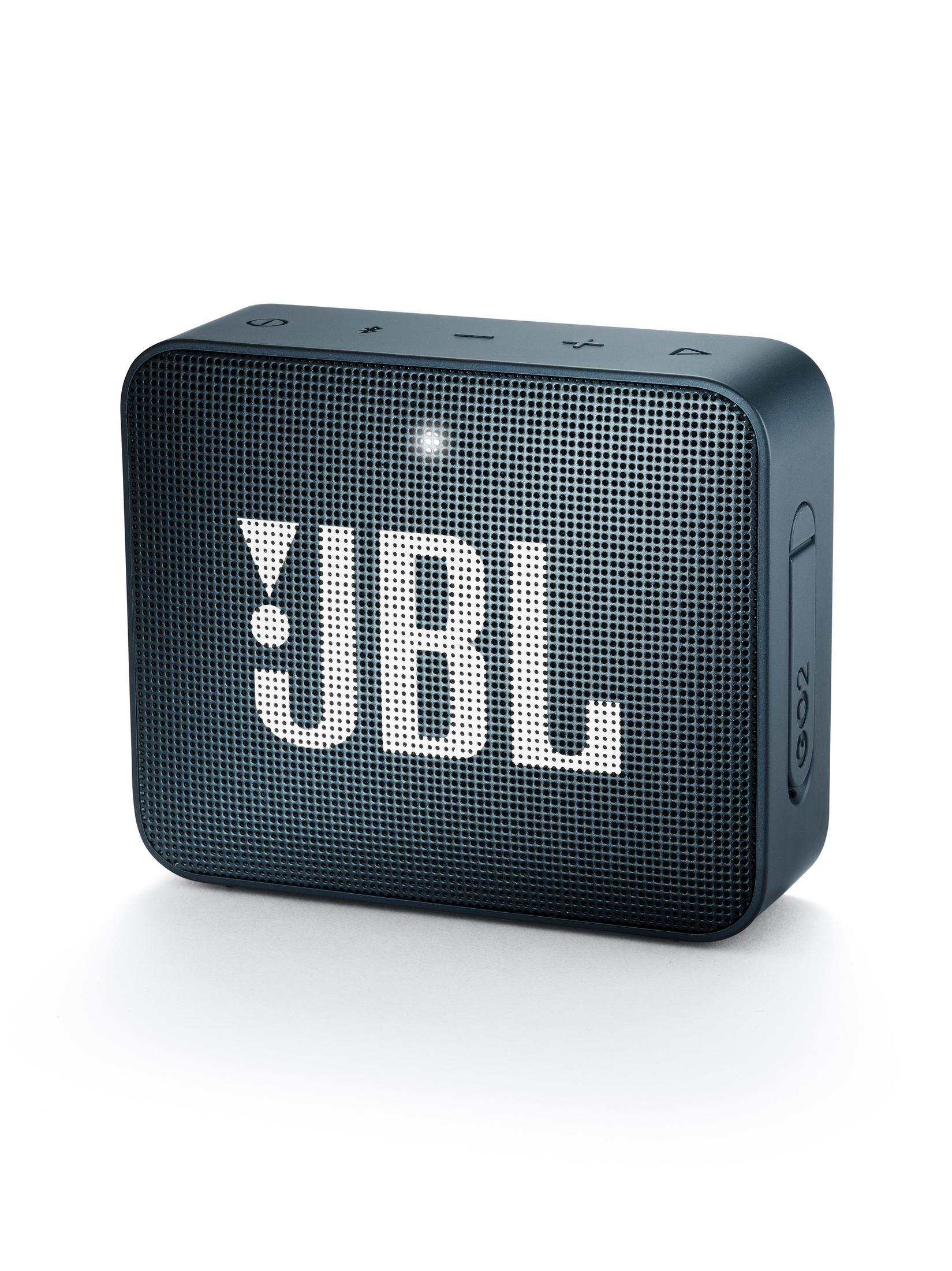Ein kleiner, schwarzer, quadratischer Lautsprecher mit dem weißen 'JBL'-Logo auf der Vorderseite, auf weißem Hintergrund.