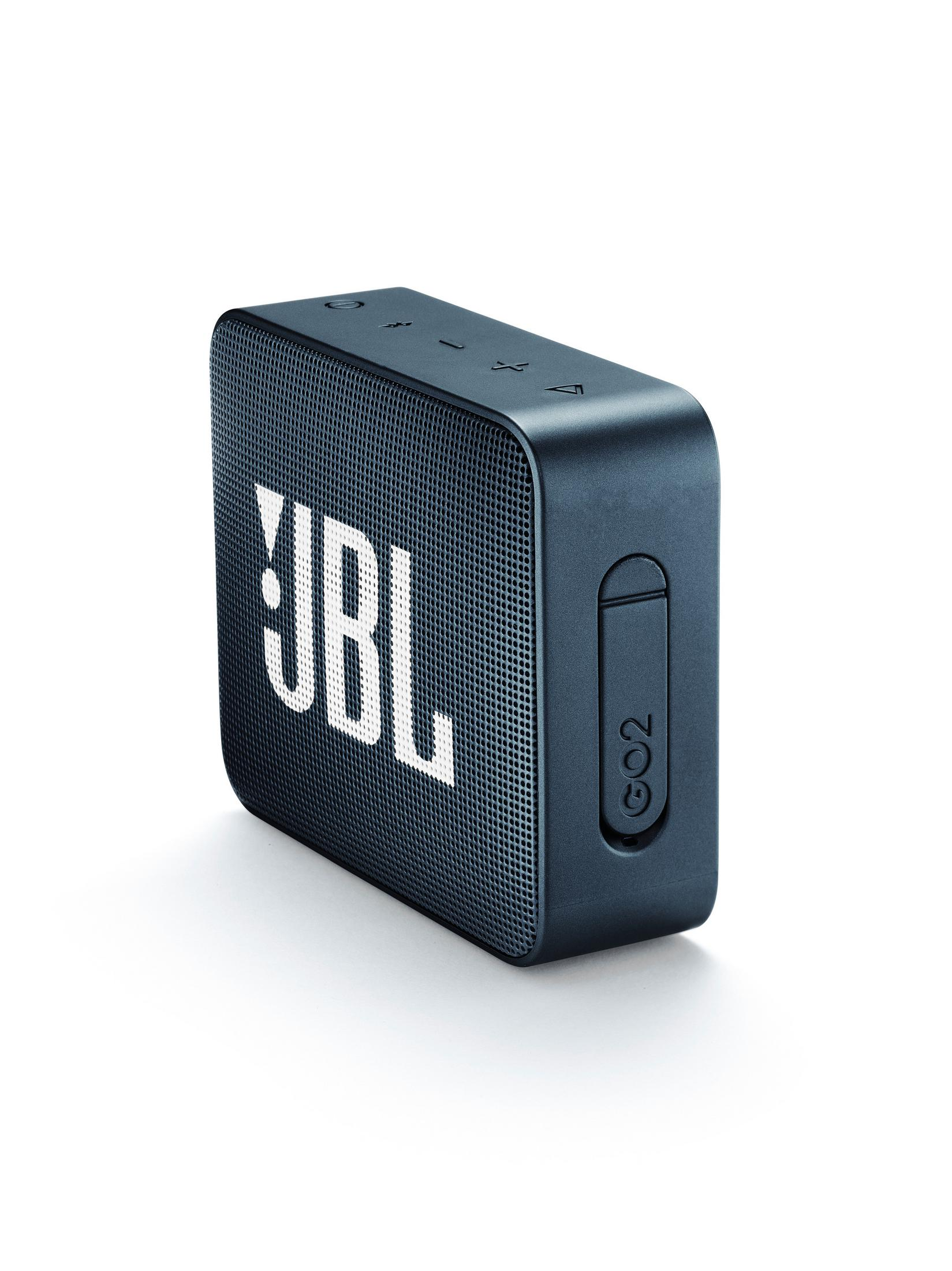 Blauer JBL GO2 Lautsprecher auf weißem Hintergrund. Es hat ein Logo und einen Power-Knopf.