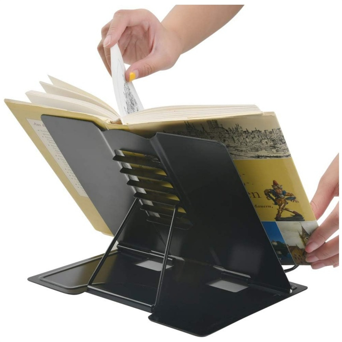 Buch in schwarzem Metallständer, Hände blättern um.
