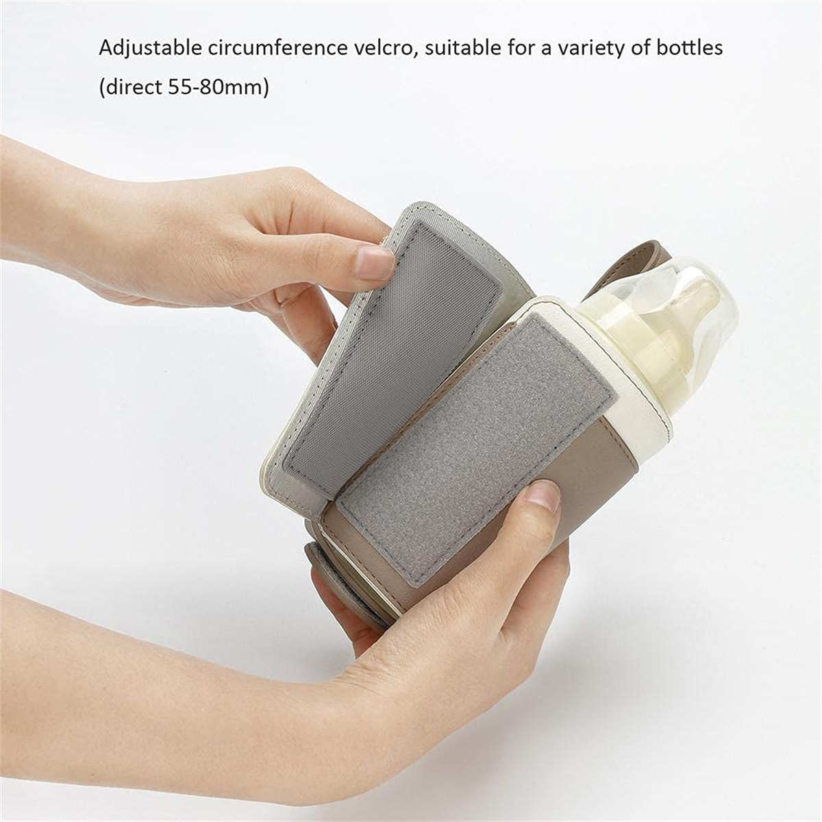 Hände halten einen Flaschenwärmer mit einer Babyflasche. Der Wärmer ist grau und weiß.