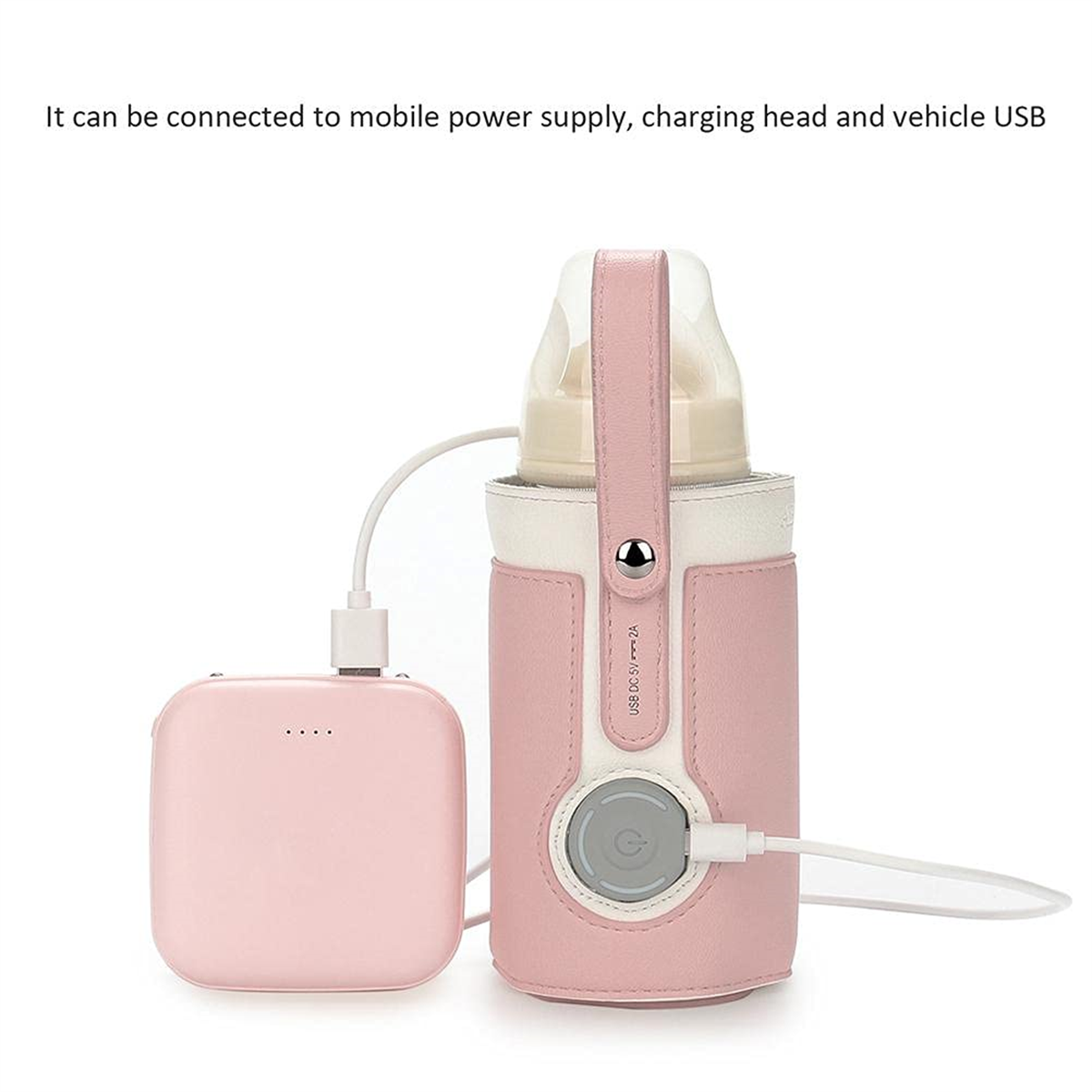 Ein rosa Babyflaschenwärmer, der über ein USB-Kabel mit einer Powerbank verbunden ist. Weißer Hintergrund.