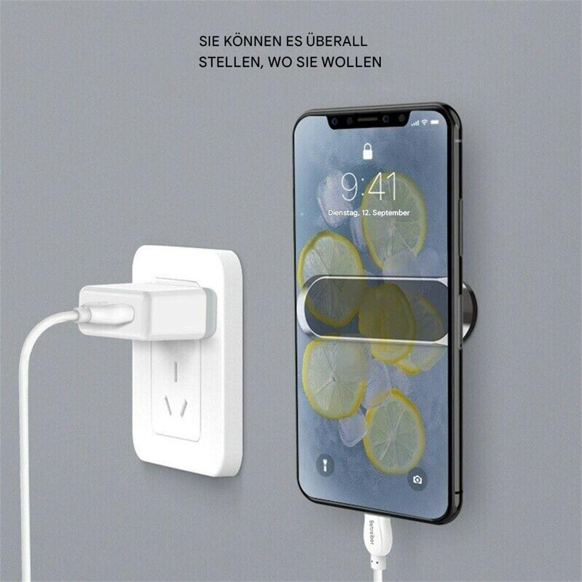 Telefon wird an einer Steckdose mit weißem Ladegerät und Kabel geladen.