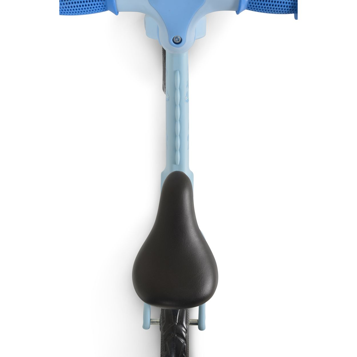 Nahaufnahme eines blauen Laufrads. Zeigt den Lenker und den schwarzen Sattel von oben.