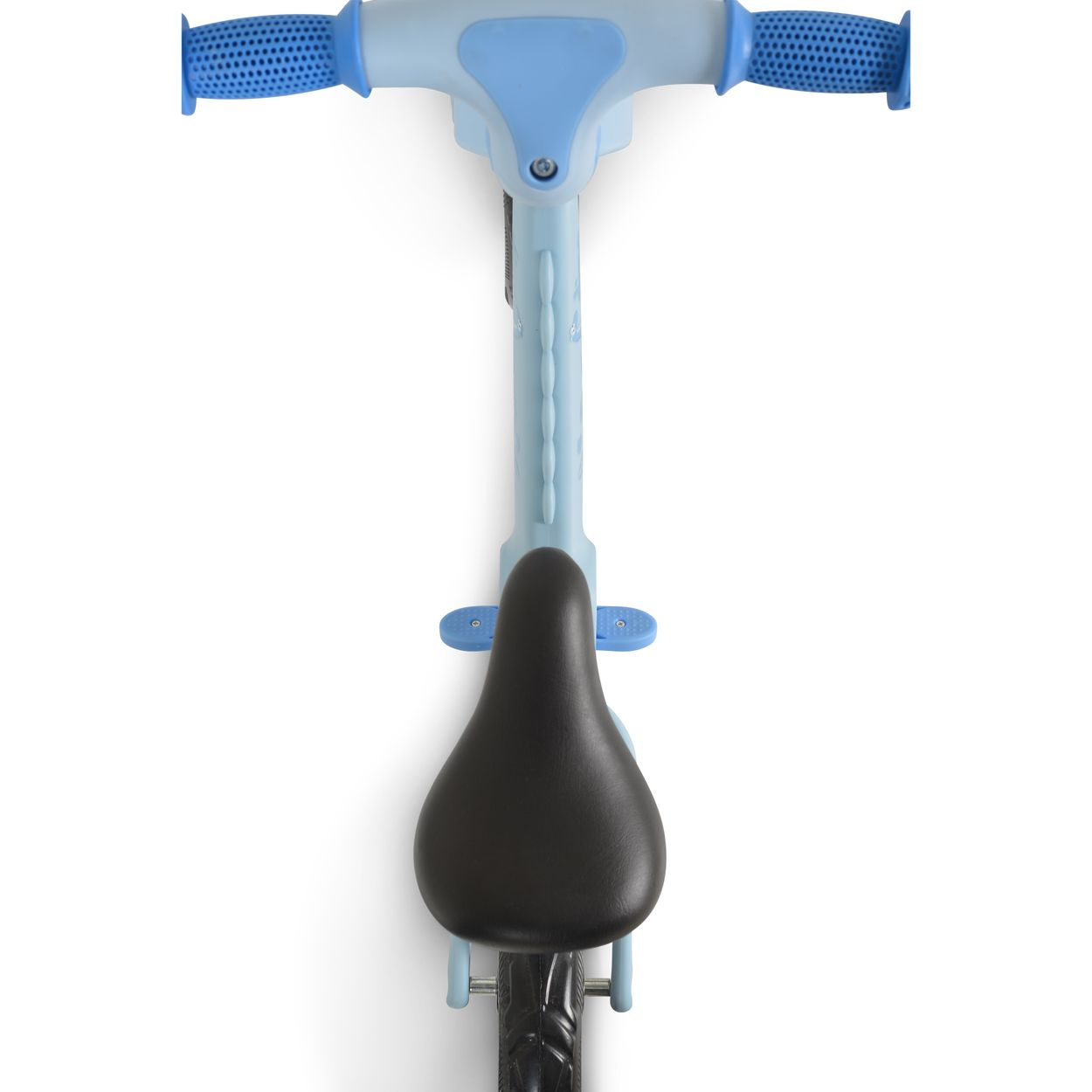 Draufsicht auf ein blaues Laufrad mit schwarzem Sitz, Reifen und blauem Lenker auf weißem Hintergrund.