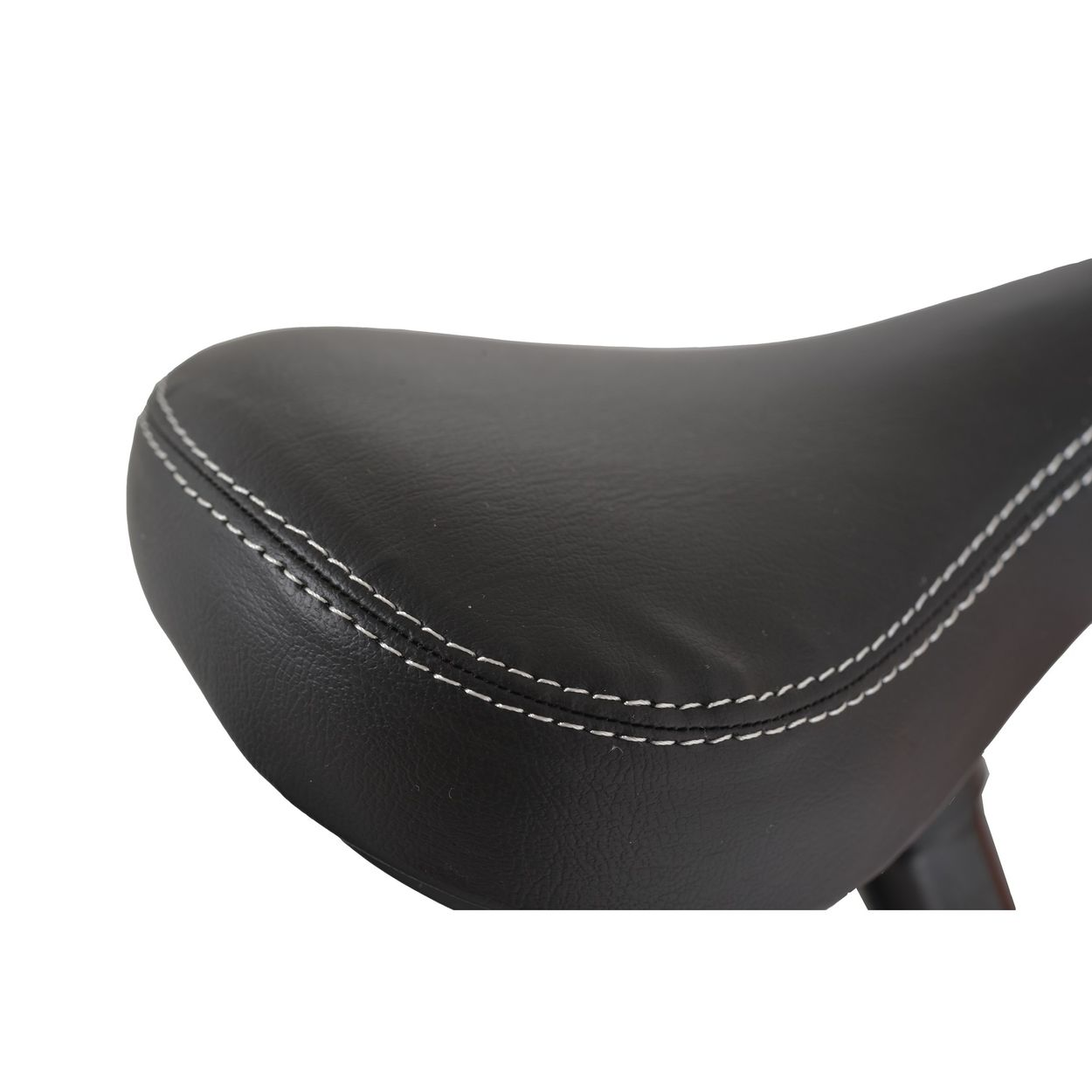Schwarzer Fahrradsattel. Weiße Nähte an den Rändern. Gebogene Form, isoliert auf Weiß.