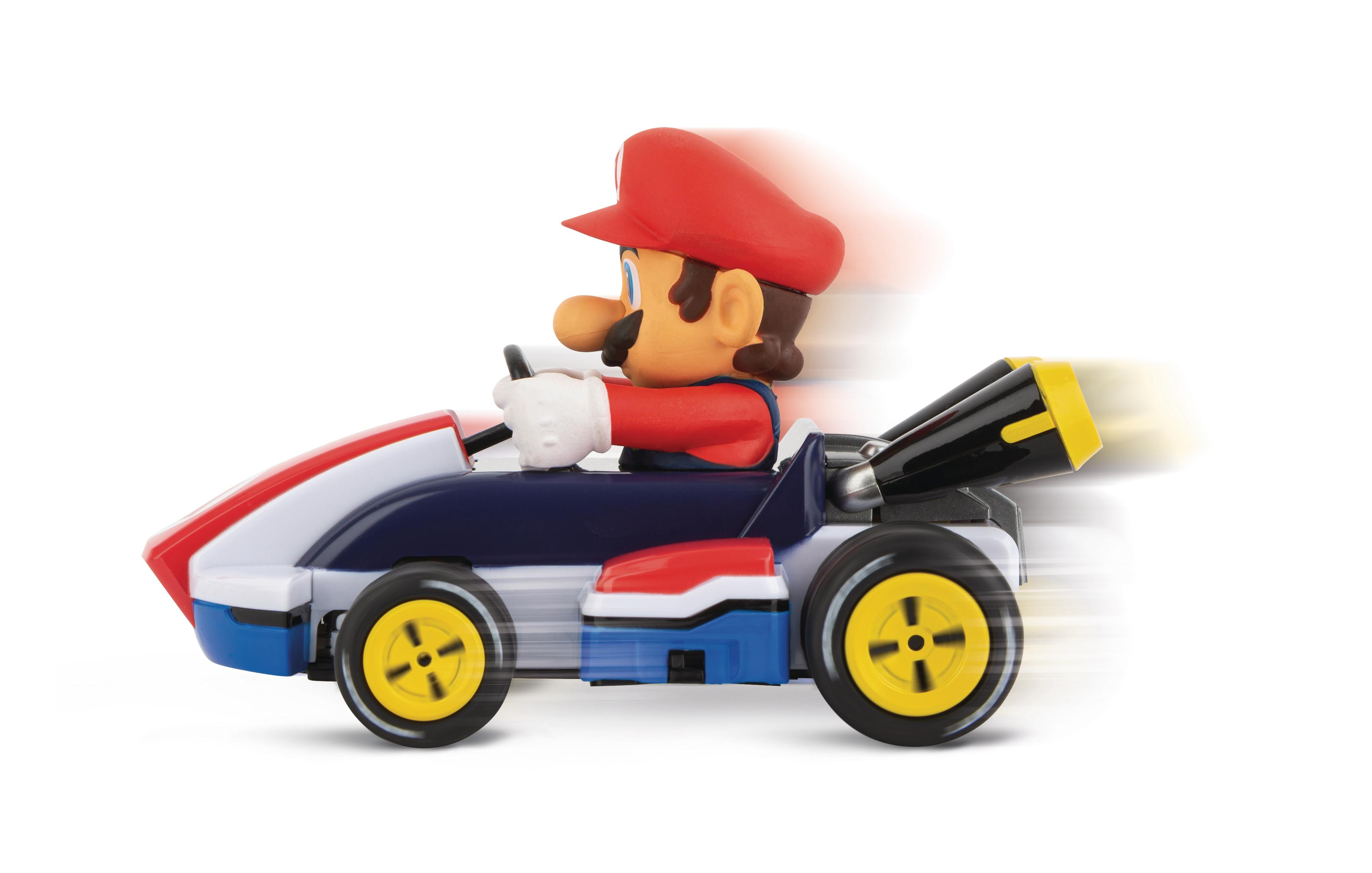 Mario en un coche de carreras de juguete acelerando sobre un fondo blanco.