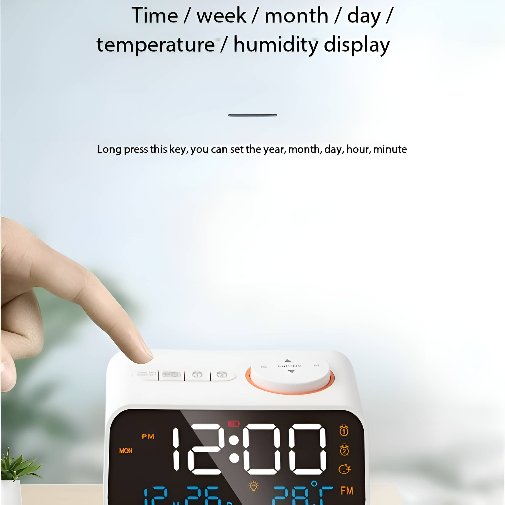 Weißer digitaler Wecker mit Anzeige von Zeit, Datum und Temperatur. Ein Finger berührt die obere Taste.
