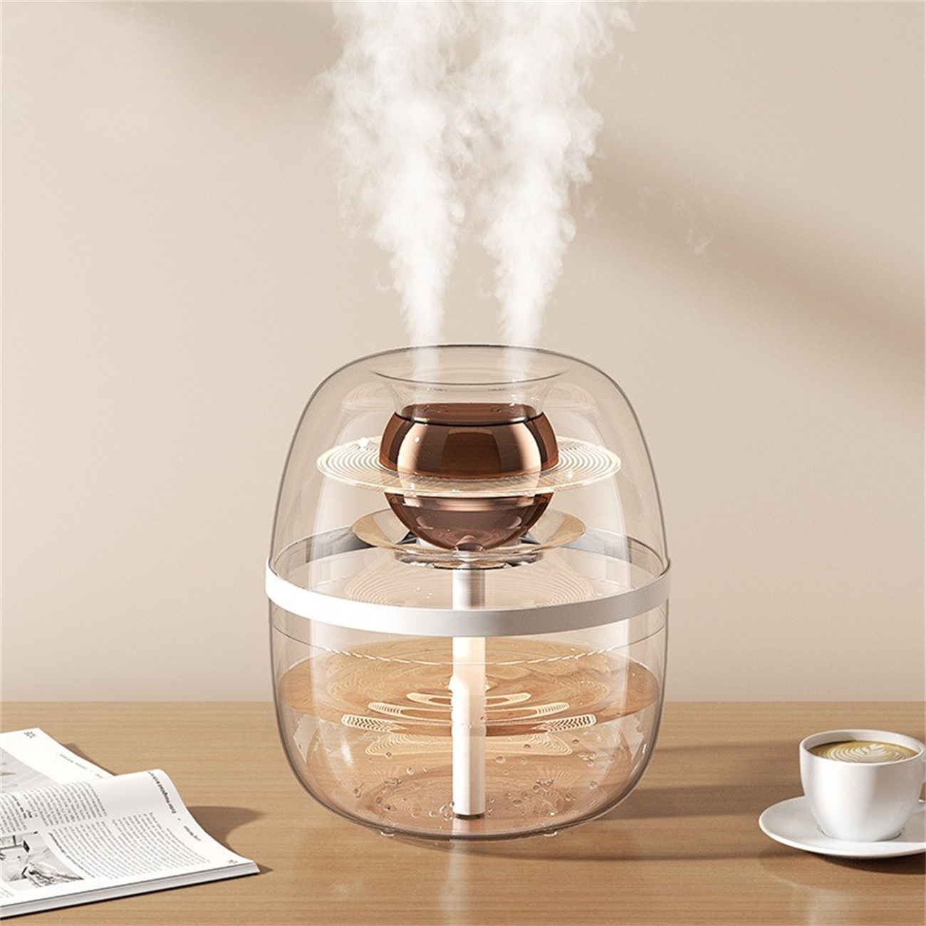 Luftbefeuchter mit Wasser und Dampf. Transparenter Kunststoff und weißer Sockel. Kaffeetasse daneben.