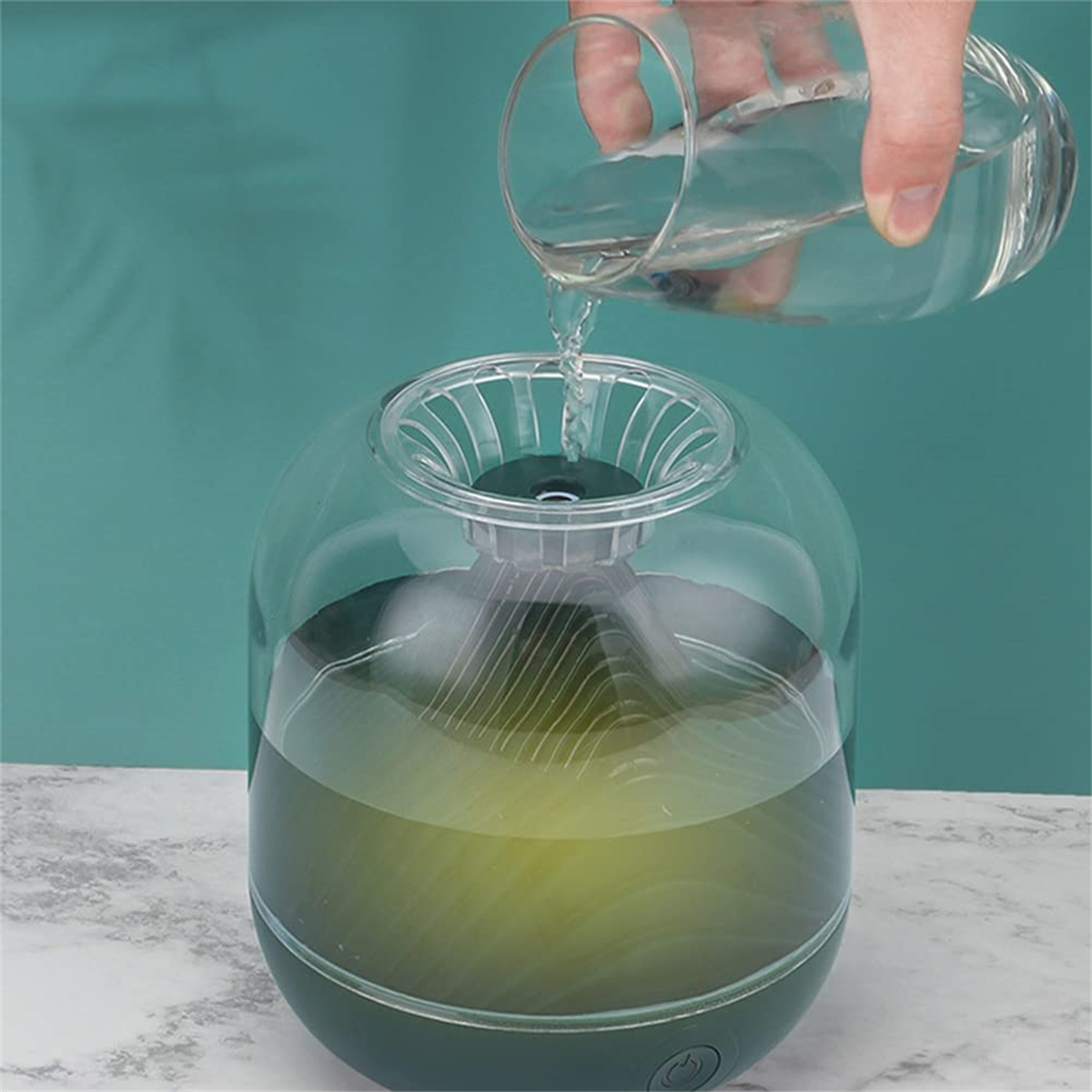 Ein transparenter Aromadiffusor. Wasser wird in die obere Öffnung gegossen.