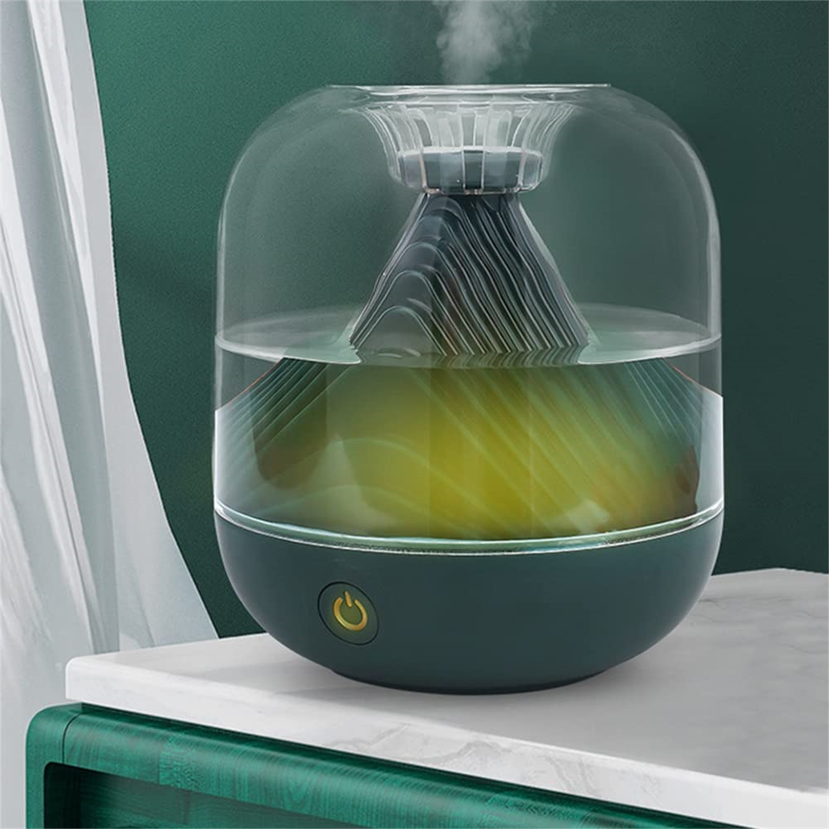 Ein transparenter Luftbefeuchter mit einem bergförmigen Kern. Grüner Sockel und grüner Hintergrund.