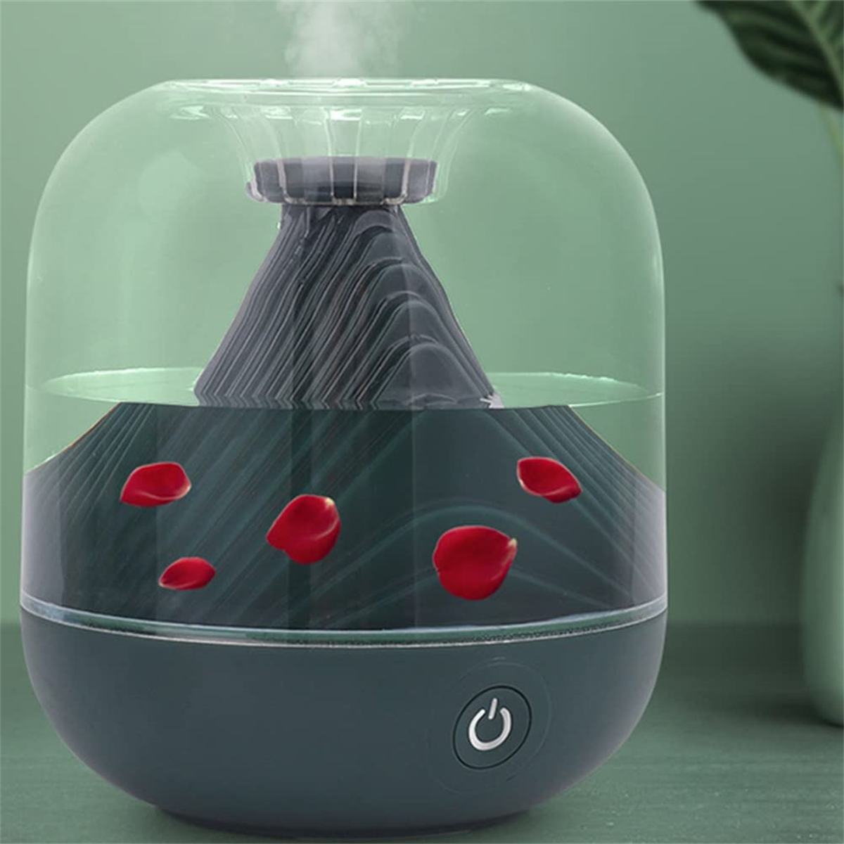Aromatherapie-Diffusor in Form eines Vulkans mit roten Blütenblättern im Inneren.
