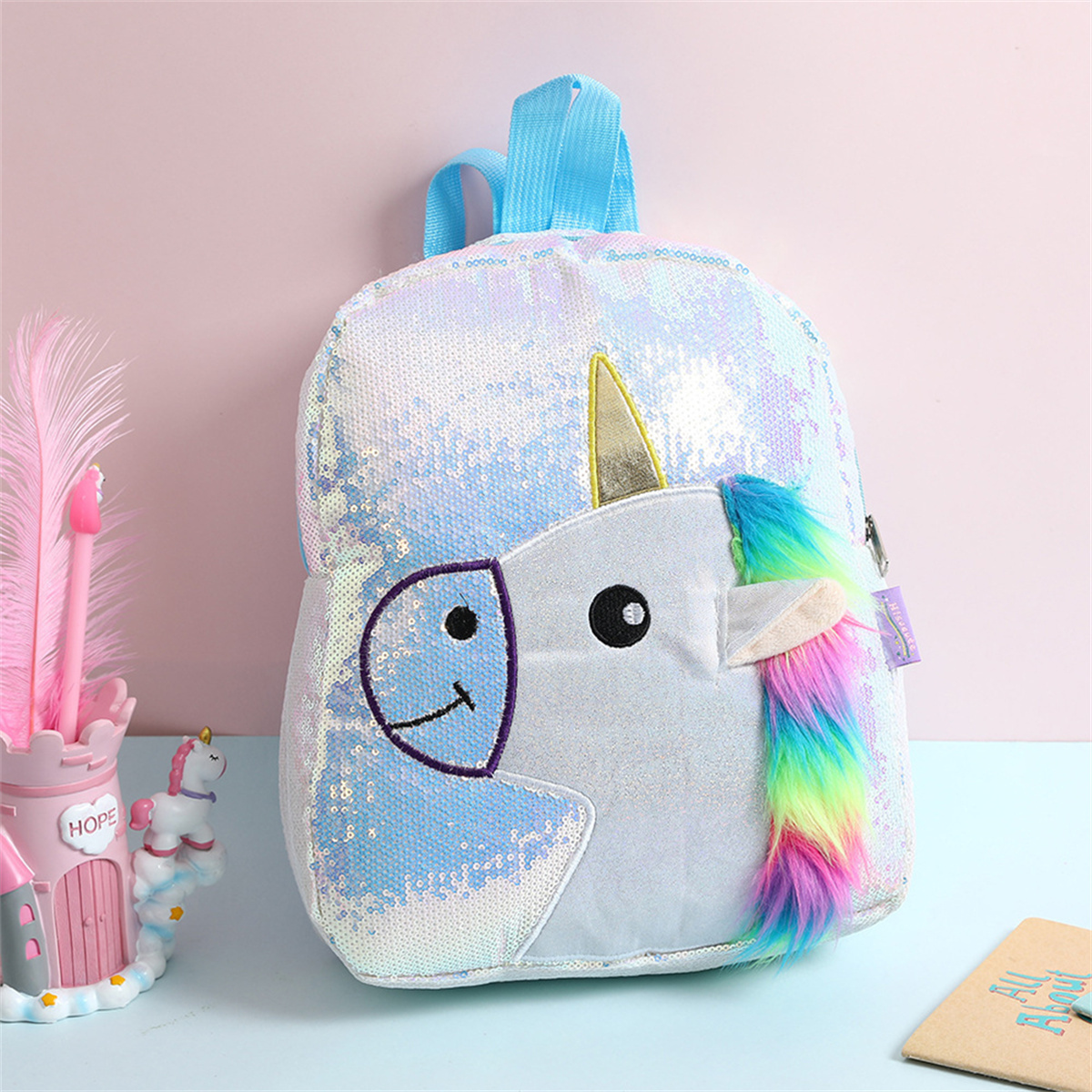 Einhorn-Rucksack mit Pailletten, einer Regenbogenmähne und pinkfarbenem Hintergrund.