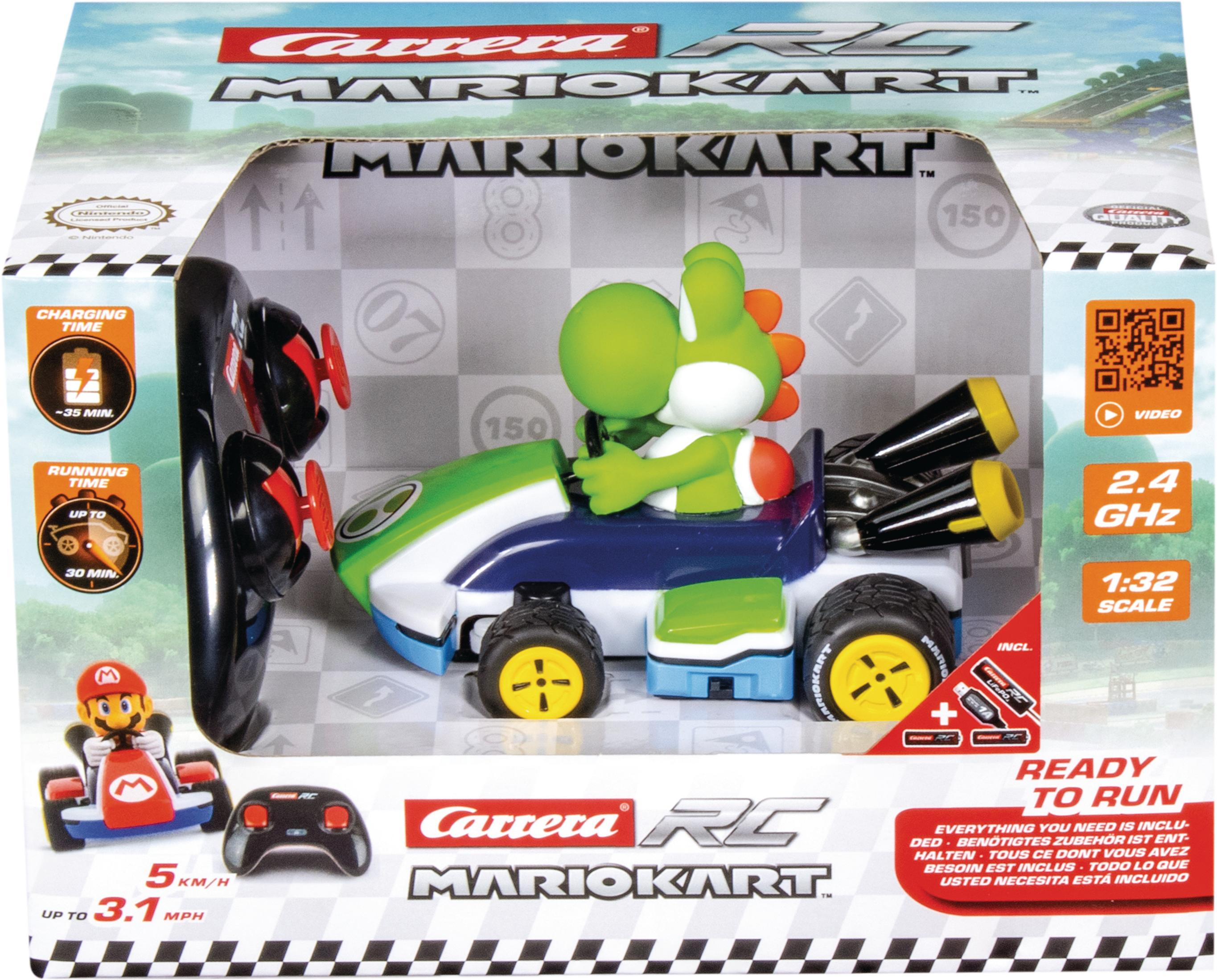 Un coche de juguete en una caja con una figura de Yoshi conduciendo. La caja presenta texto sobre el coche y una figura de Mario.