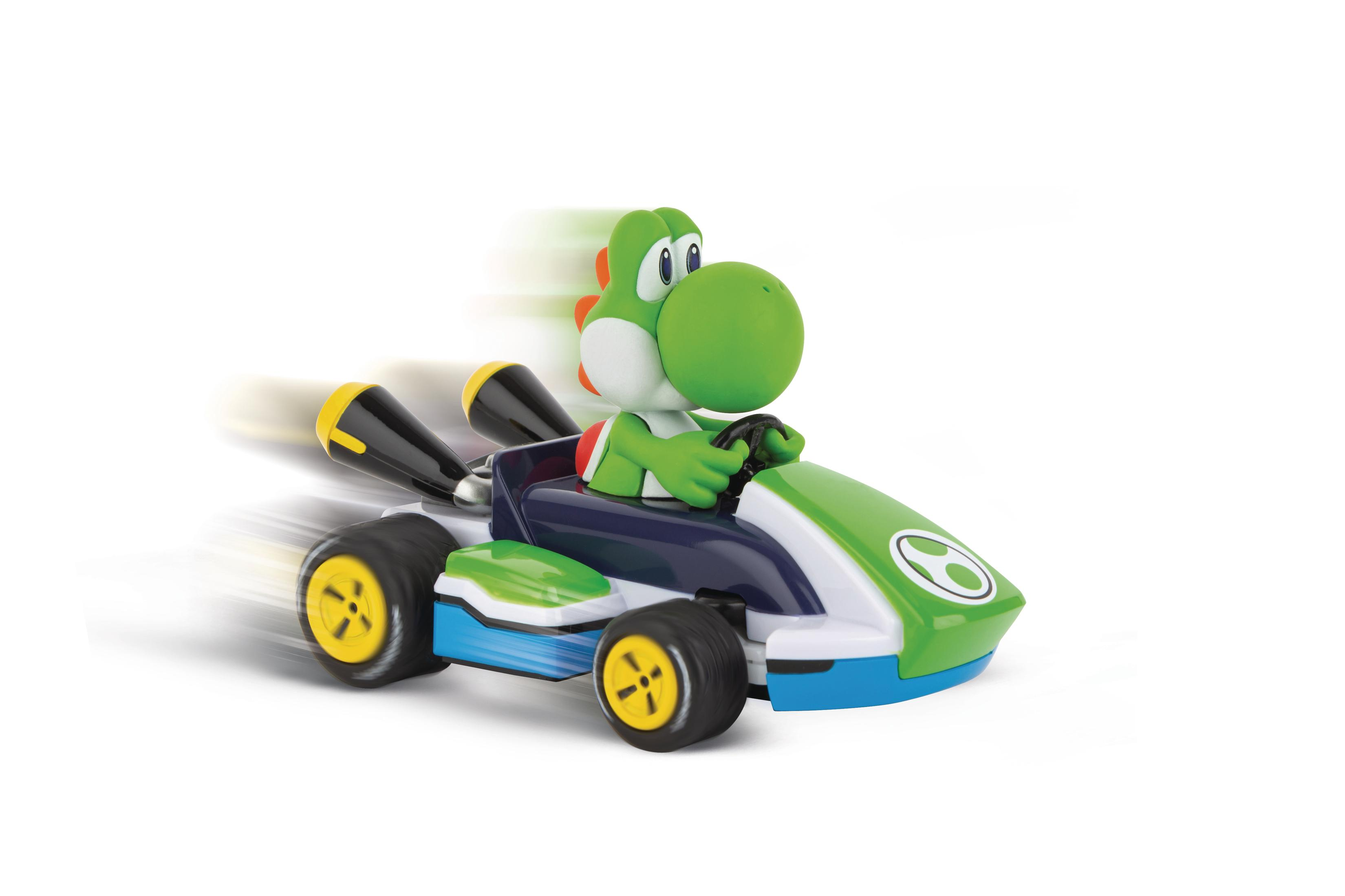 Yoshi en un coche de carreras, coche verde con ruedas amarillas.