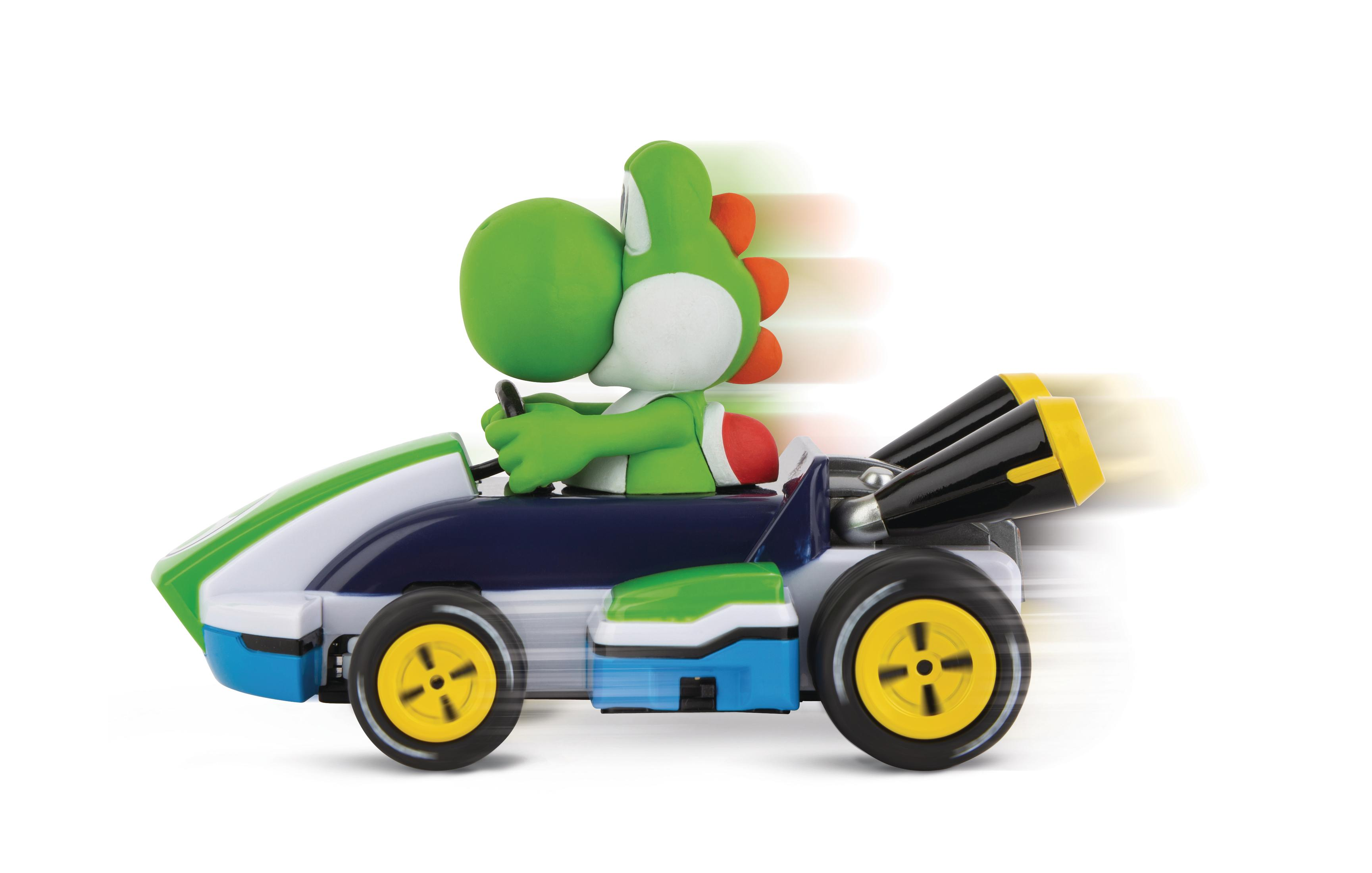 Yoshi en un kart, figura verde conduciendo un kart azul, blanco y amarillo sobre fondo blanco.