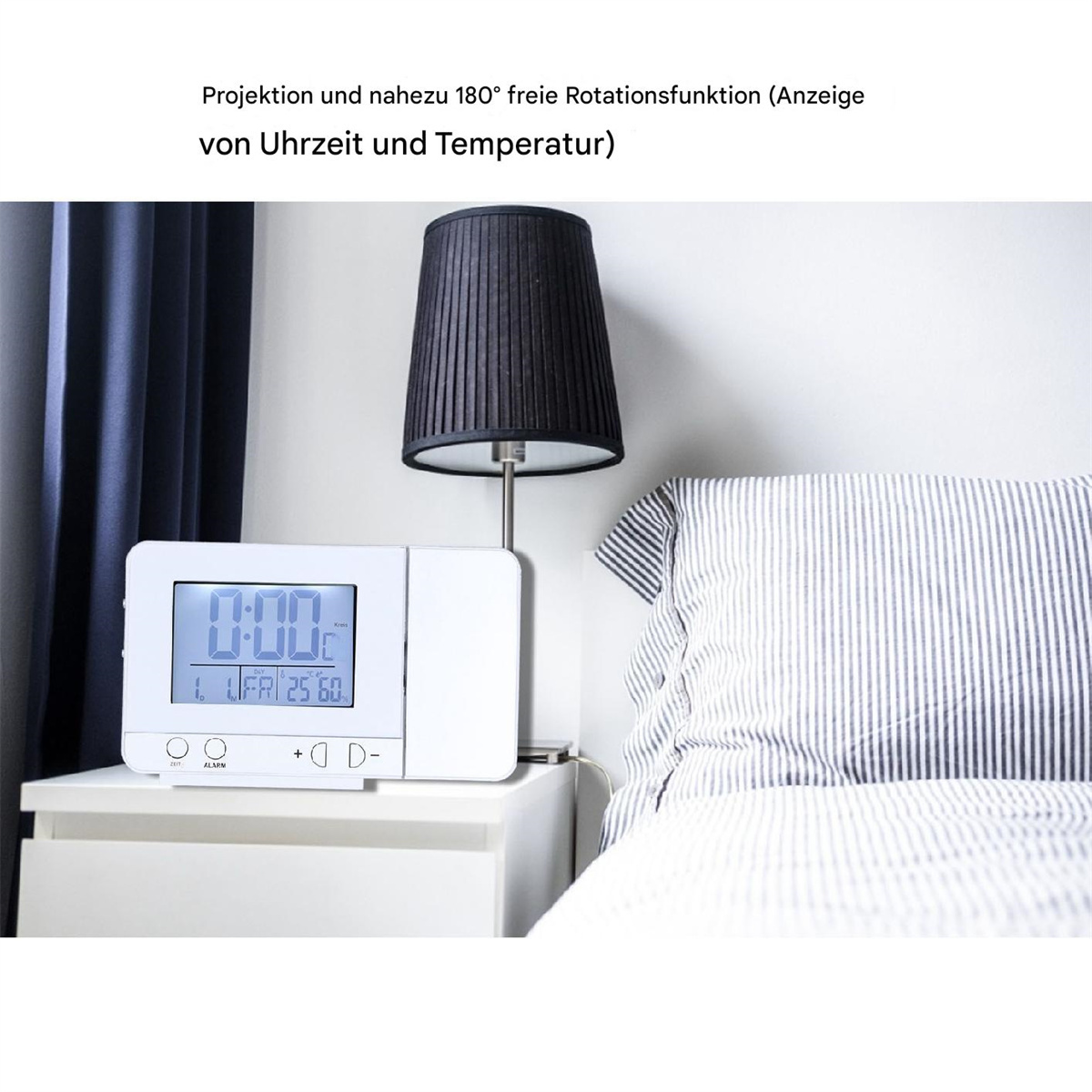 Weiße Digitaluhr, schwarzer Lampenschirm, auf weißem Nachttisch. Zeigt Zeit und Datum.
