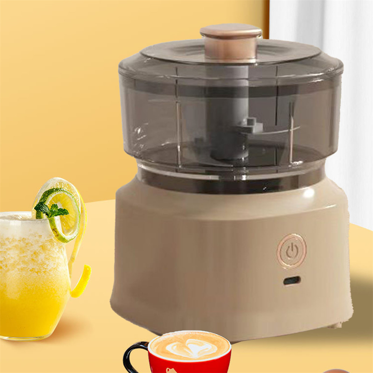 Ein beiger Foodprocessor mit dunklem Deckel, ein kleines Getränk und eine Kaffeetasse im Vordergrund.