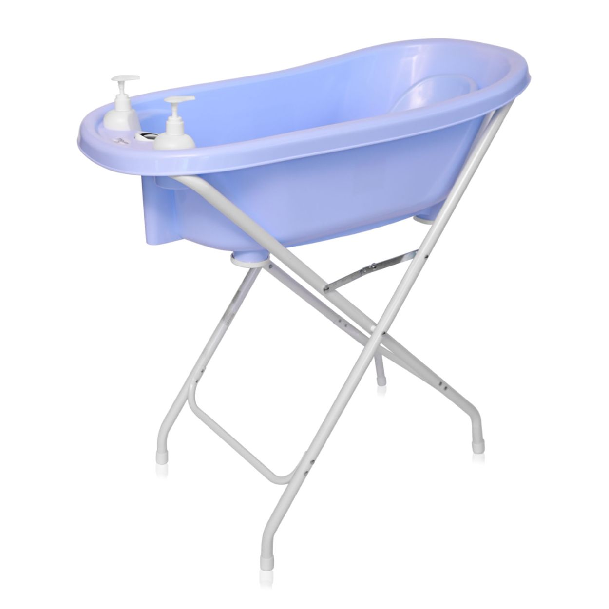 Blaue Babybadewanne auf weißem Ständer. Zwei weiße Pumpflaschen stehen am Wannenrand.