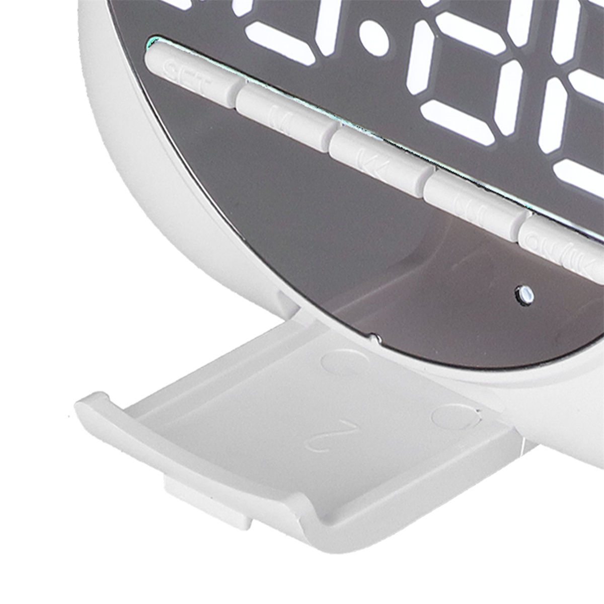 Weiße Digitaluhr mit geöffnetem schubladenartigem Fach. Das Display zeigt Zahlen, mit weißer Oberfläche.