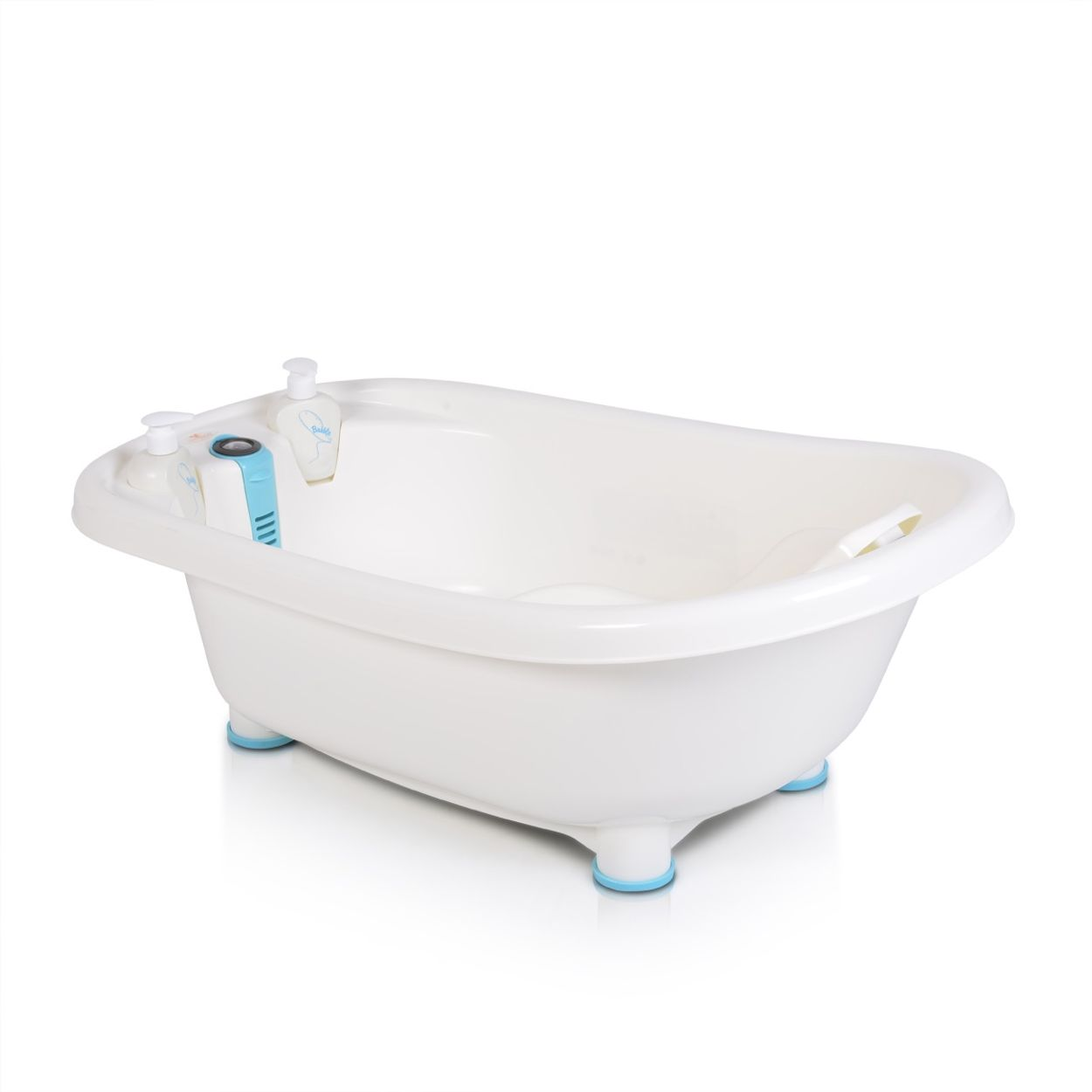 Weiße Babybadewanne mit drei Flaschen und einem Thermometer, weißer Hintergrund.