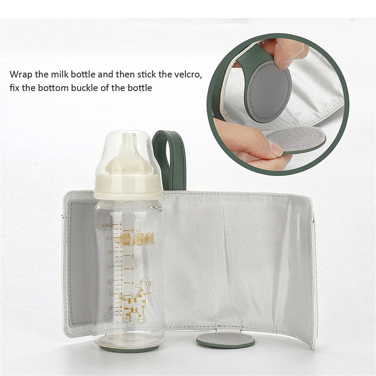 Eine Babyflasche in einem grauen Tuch eingewickelt. Eine Hand klebt Klettverschluss. Text ist sichtbar.