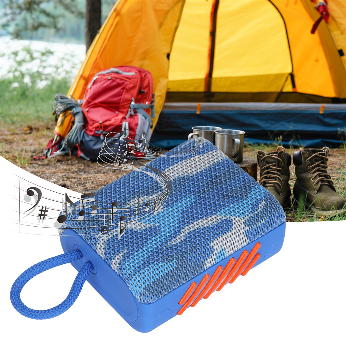 Blau-Camouflage-Lautsprecher mit Henkel. Noten und Zelt im Hintergrund.