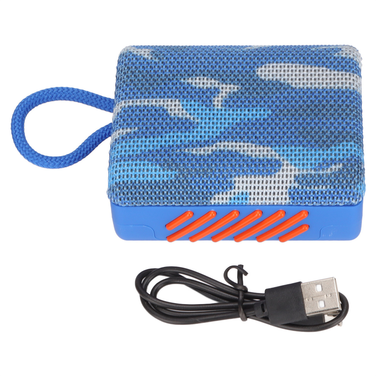 Ein blau-weißer Tarnlautsprecher mit einem schwarzen Ladekabel. Der Hintergrund ist weiß.