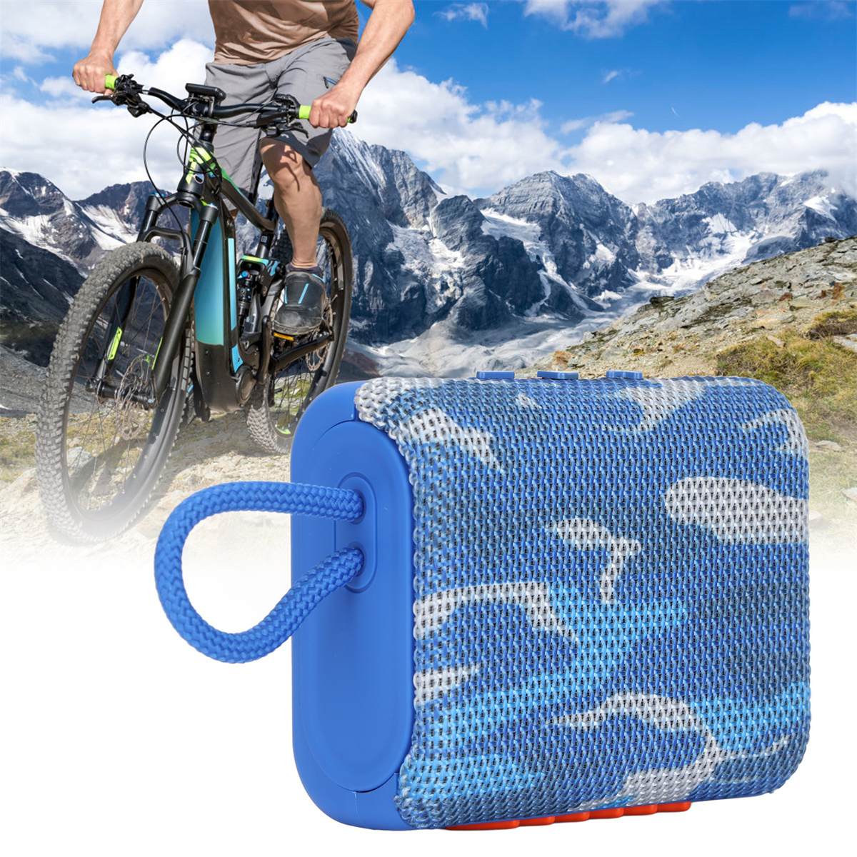 Blau-grauer Camo-Lautsprecher mit blauer Schlaufe, Berge und Biker im Hintergrund.