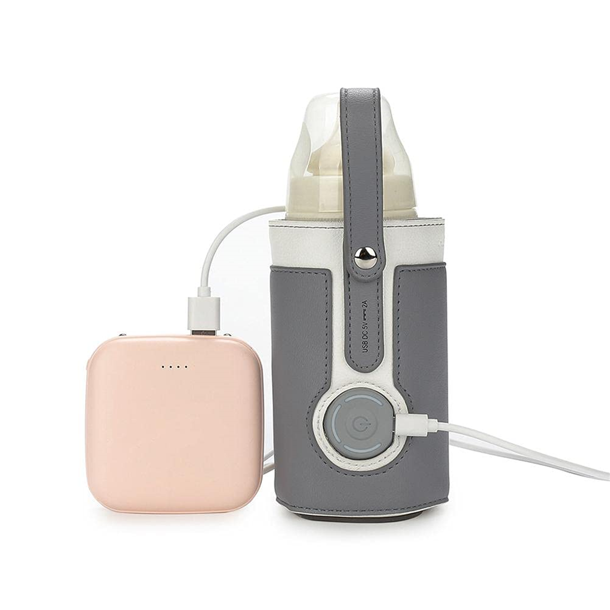 Ein Babyflaschenwärmer und eine Powerbank mit weißem Kabel auf weißem Hintergrund.