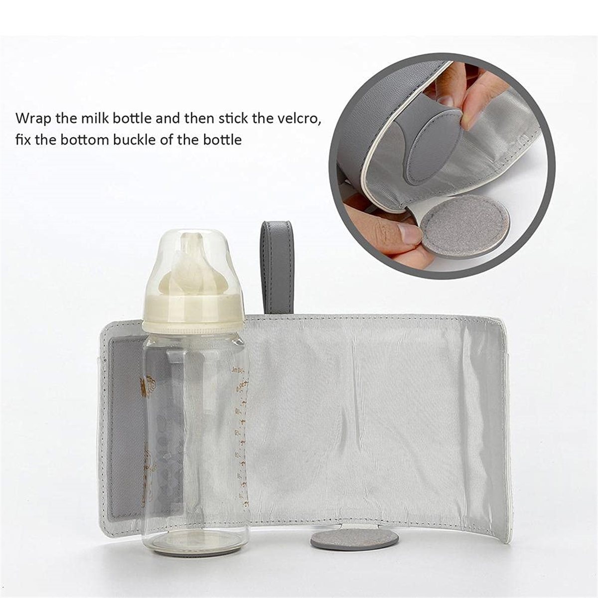 Eine Babyflasche in einem grau-weißen isolierten Halter mit Klettverschluss und einem grauen Griff.