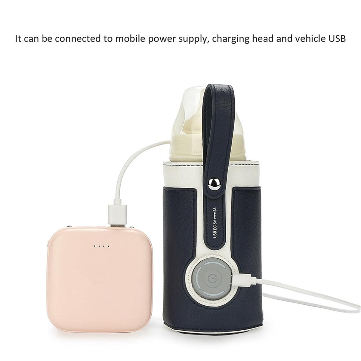Eine rosa Powerbank lädt einen Babyflaschenwärmer auf. Der Wärmer ist dunkelblau und weiß.