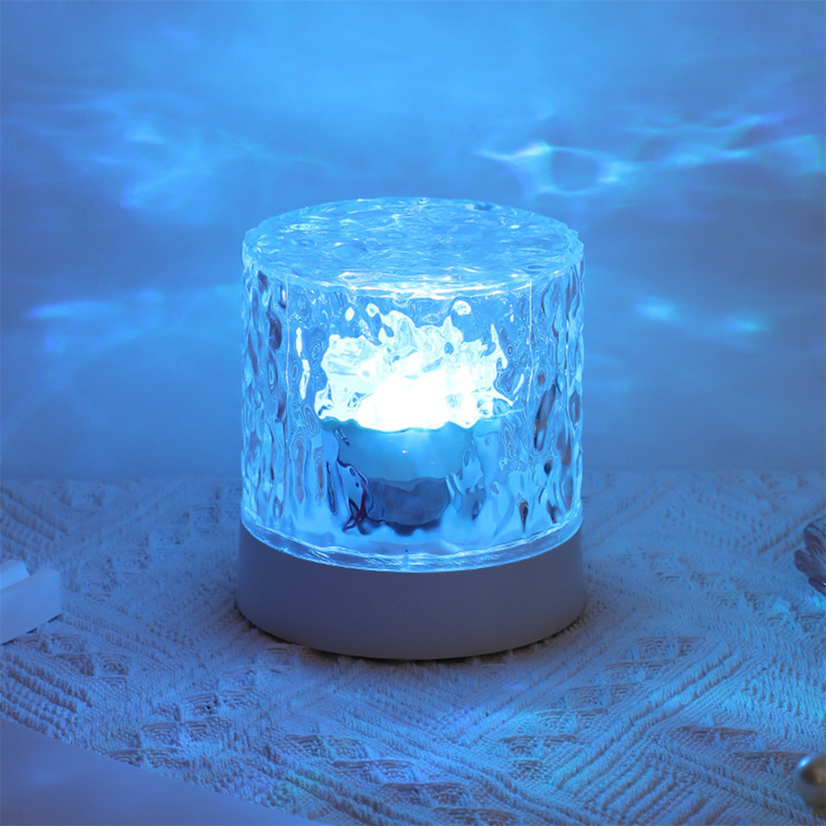 Zylindrische Lampe mit strukturierter Oberfläche. Emittiert blaues Licht.