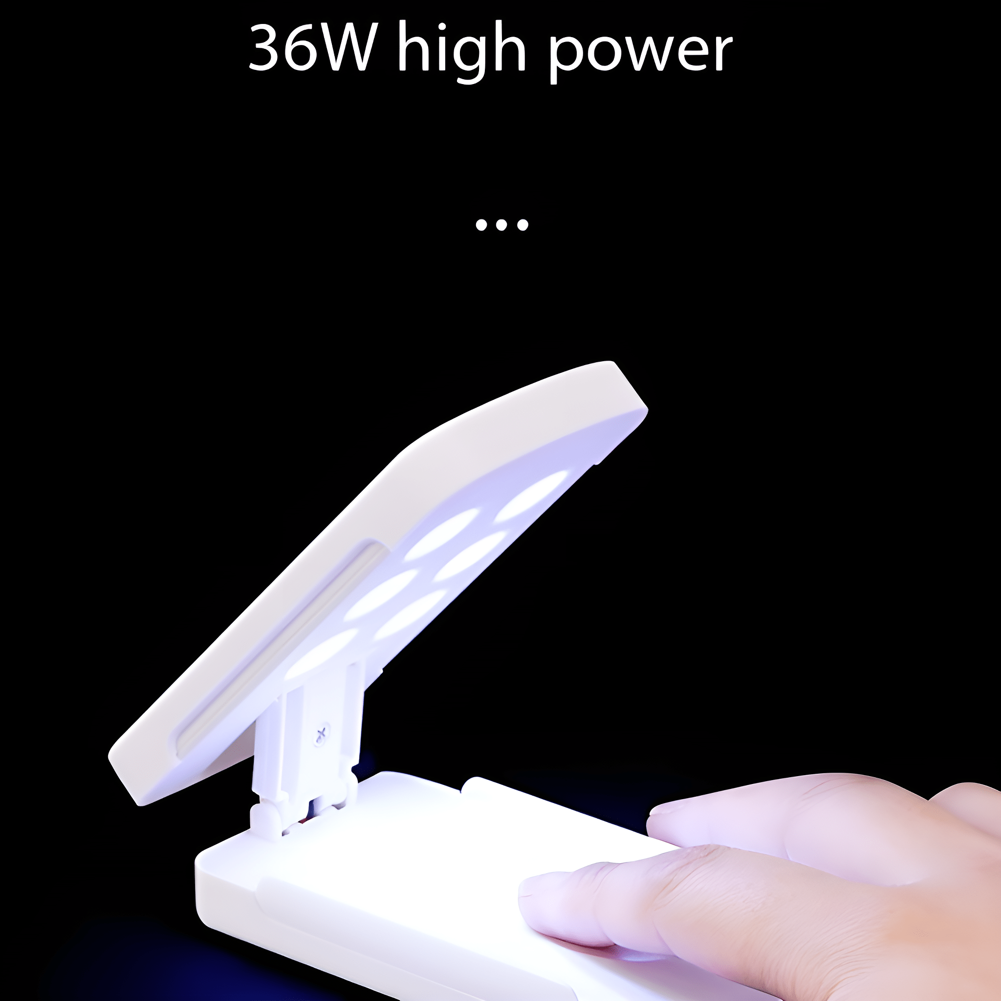 Weiße Schreibtischlampe mit LED-Leuchten, Finger berührt die Basis, schwarzer Hintergrund.