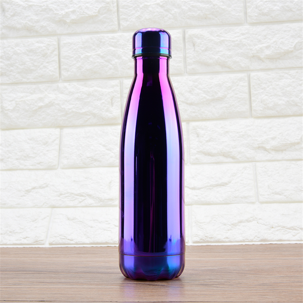 Metallische, farbverlaufende Wasserflasche. Die Farben wechseln von Lila zu Blau, mit schwarzem Verschluss.