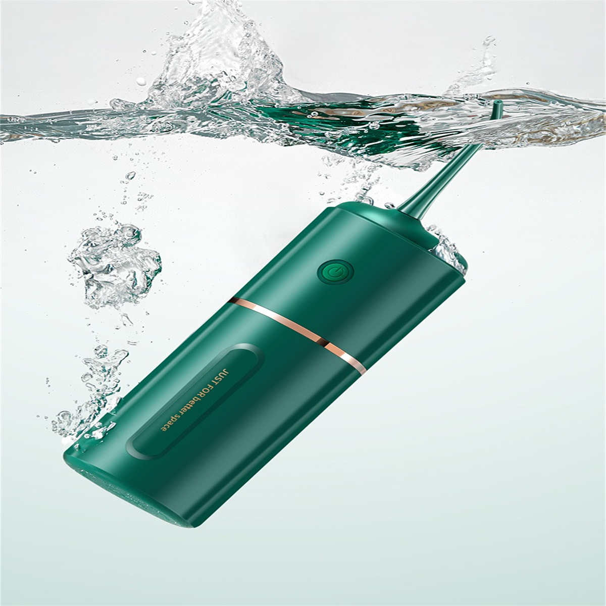Grüner Wasserflosser unter Wasser, Blasen drumherum. Goldener Rand und Knopf.