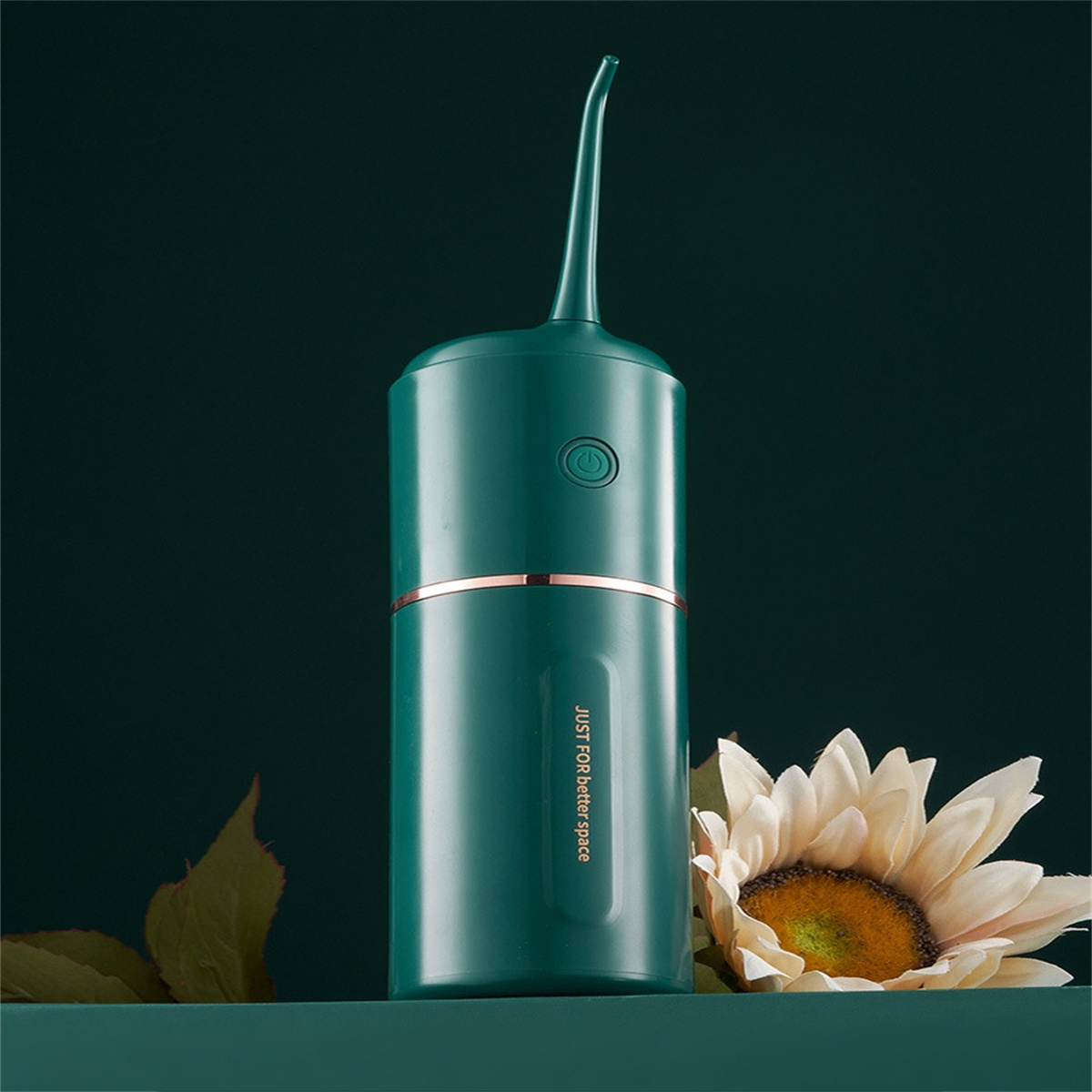 Grüner Zahnwasser-Flosser mit langer Spitze und Sonnenblume im Hintergrund.