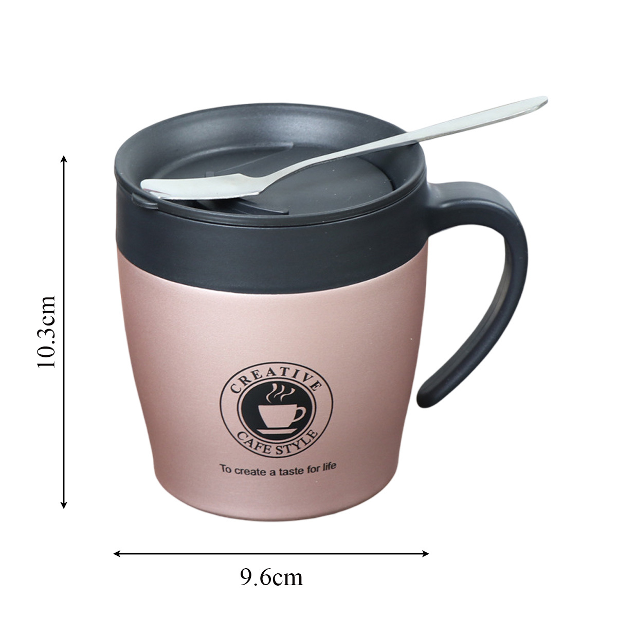 Roségoldfarbene Kaffeetasse mit Löffel und schwarzem Griff. Schwarzer Text auf der Tasse.