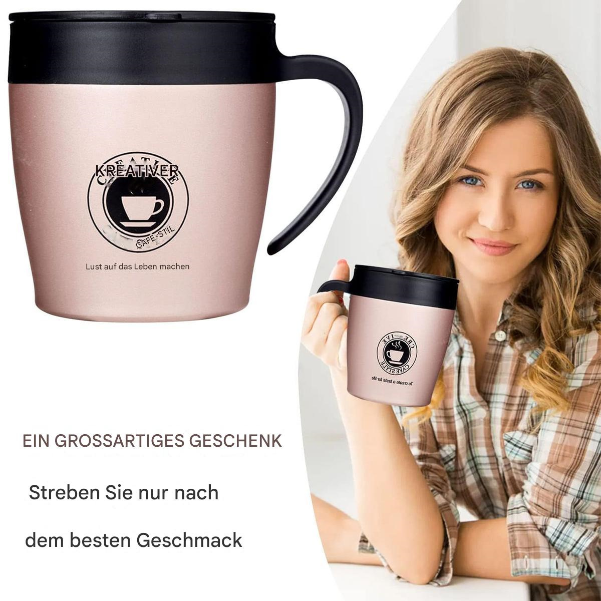 Eine Frau hält einen rosa Becher mit schwarzem Henkel, mit Text darauf, lächelnd, mit deutschem Text darunter.